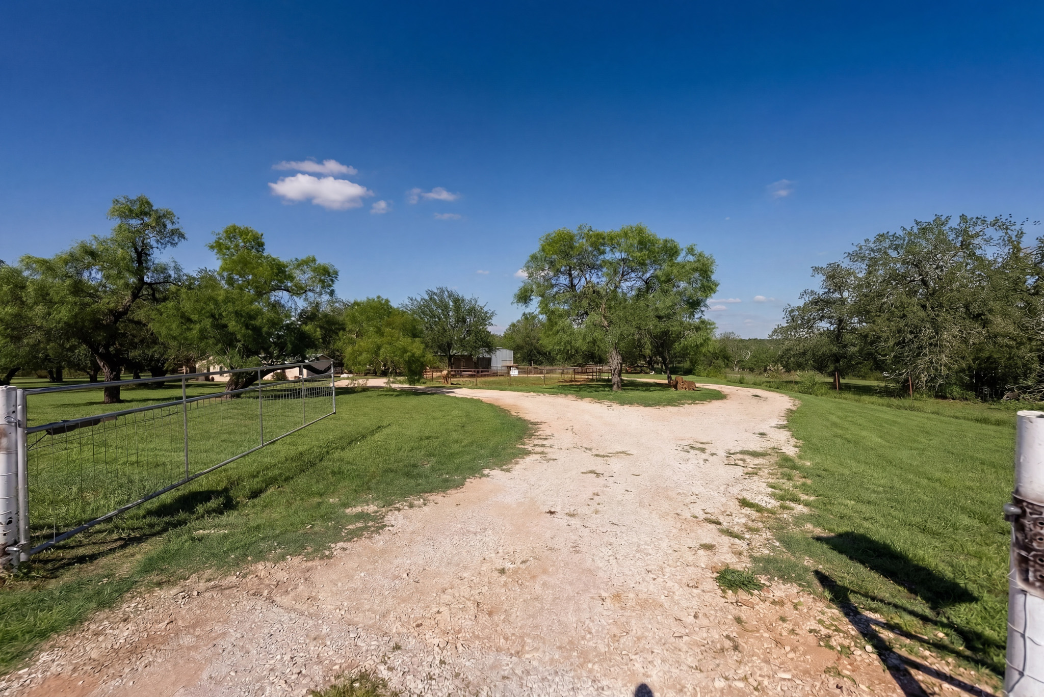  Private 10-Acre Horse Property in Lytle - 物件實景