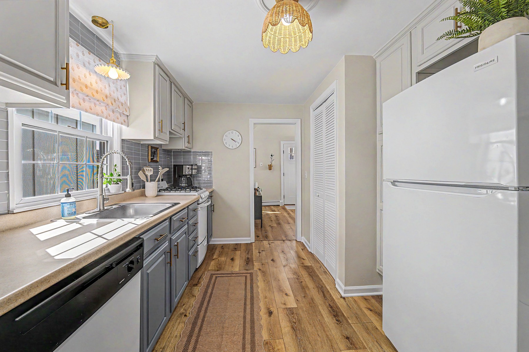  2353 Asbury Avenue - 物件實景
