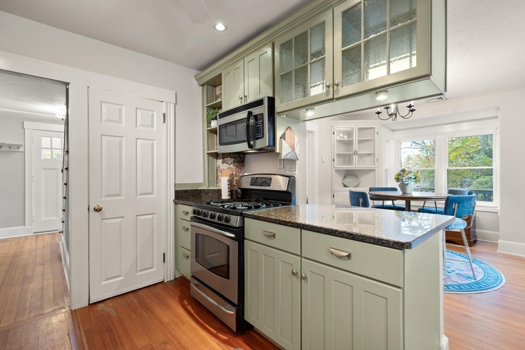 Melrose, Massachusetts, 02176, United States, 3 Bedrooms Bedrooms, ,2 BathroomsBathrooms,Residential,For Sale,1988170