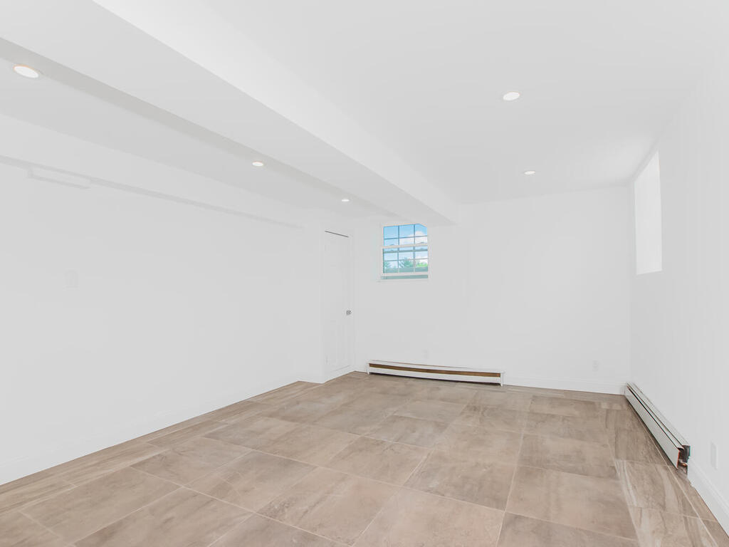 Yonkers, New York, 10701, United States, 6 Bedrooms Bedrooms, ,3 BathroomsBathrooms,Residential,For Sale,1904249