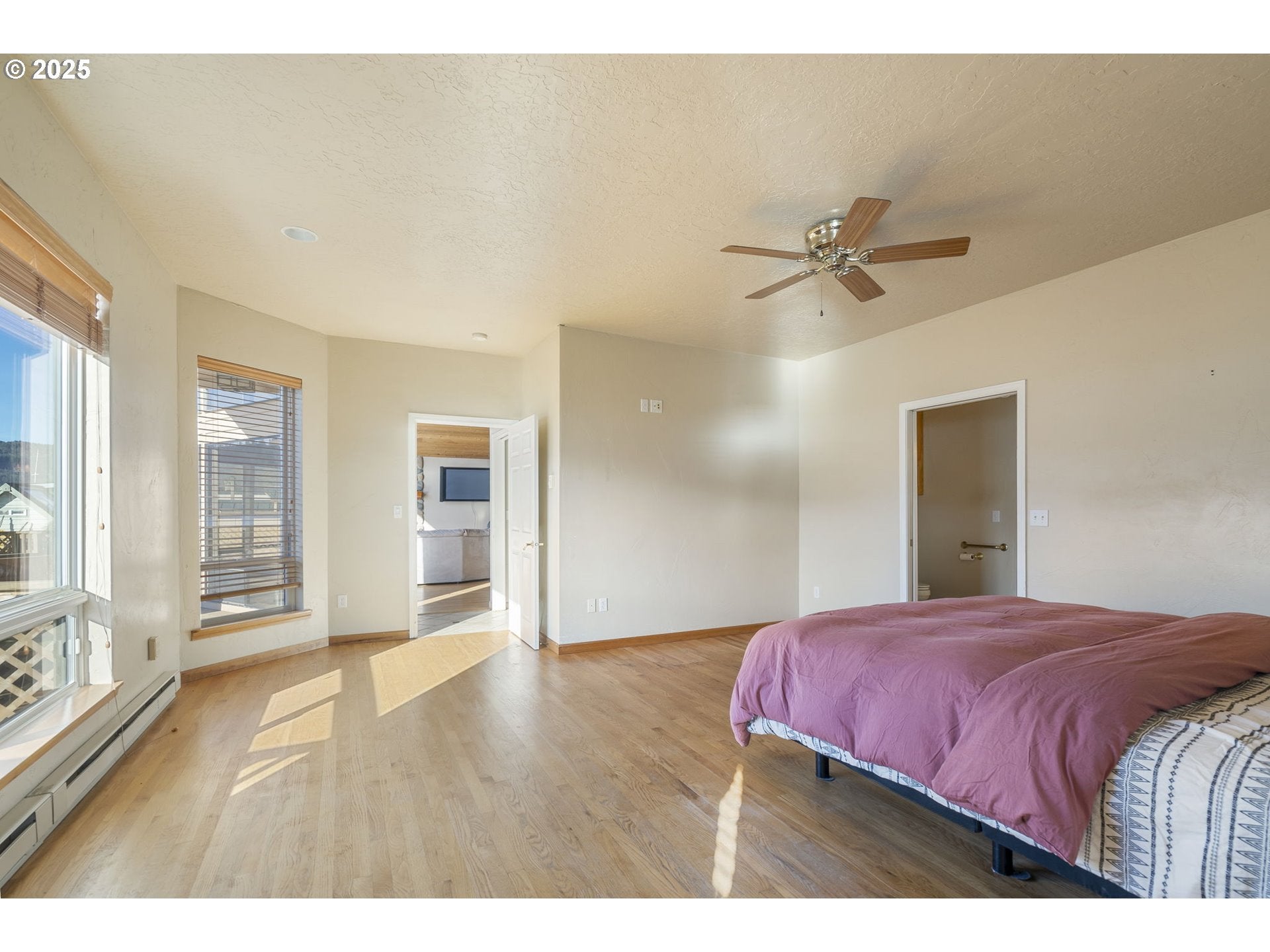 Cathlamet, Washington, 98612, United States, 3 Bedrooms Bedrooms, ,4 BathroomsBathrooms,Residential,For Sale,1975452