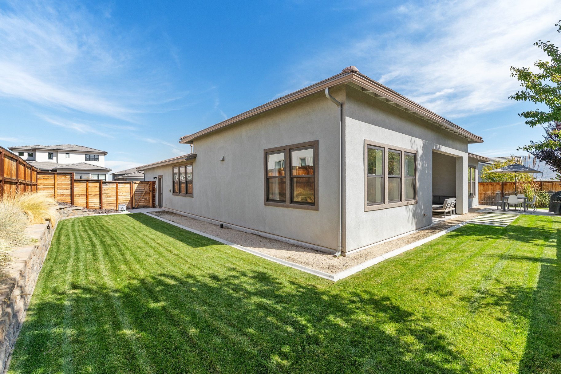  High ceilings, beautiful finishes, and privacy define this modern home - 物件實景