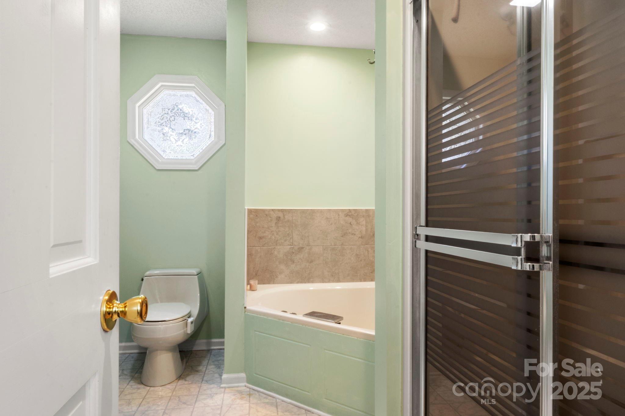 Lincolnton, North Carolina, 28092, United States, 4 Bedrooms Bedrooms, ,3 BathroomsBathrooms,Residential,For Sale,1989140