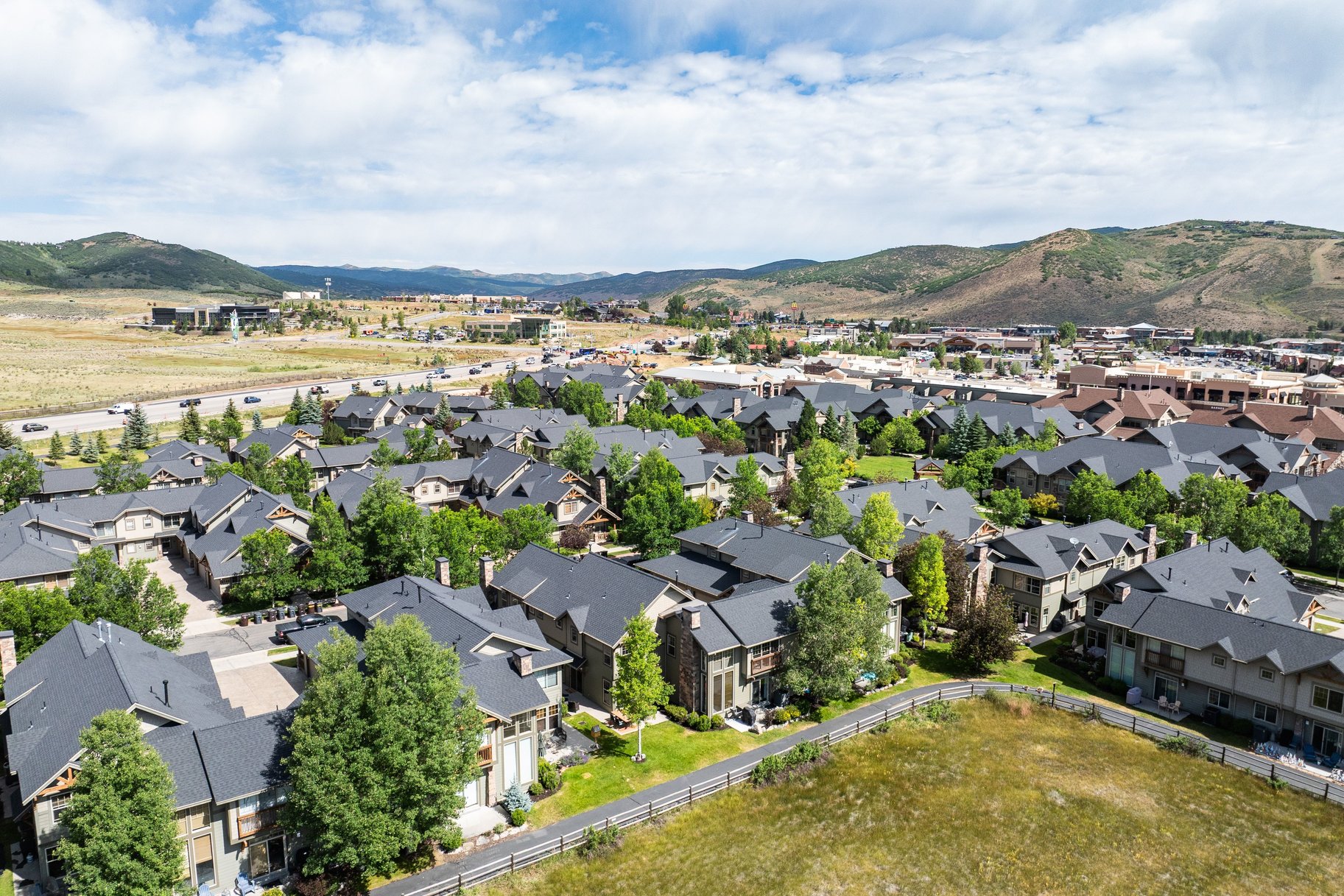  Exceptional Fox Point Townhome with Mountain Views & Prime Location - 物件實景