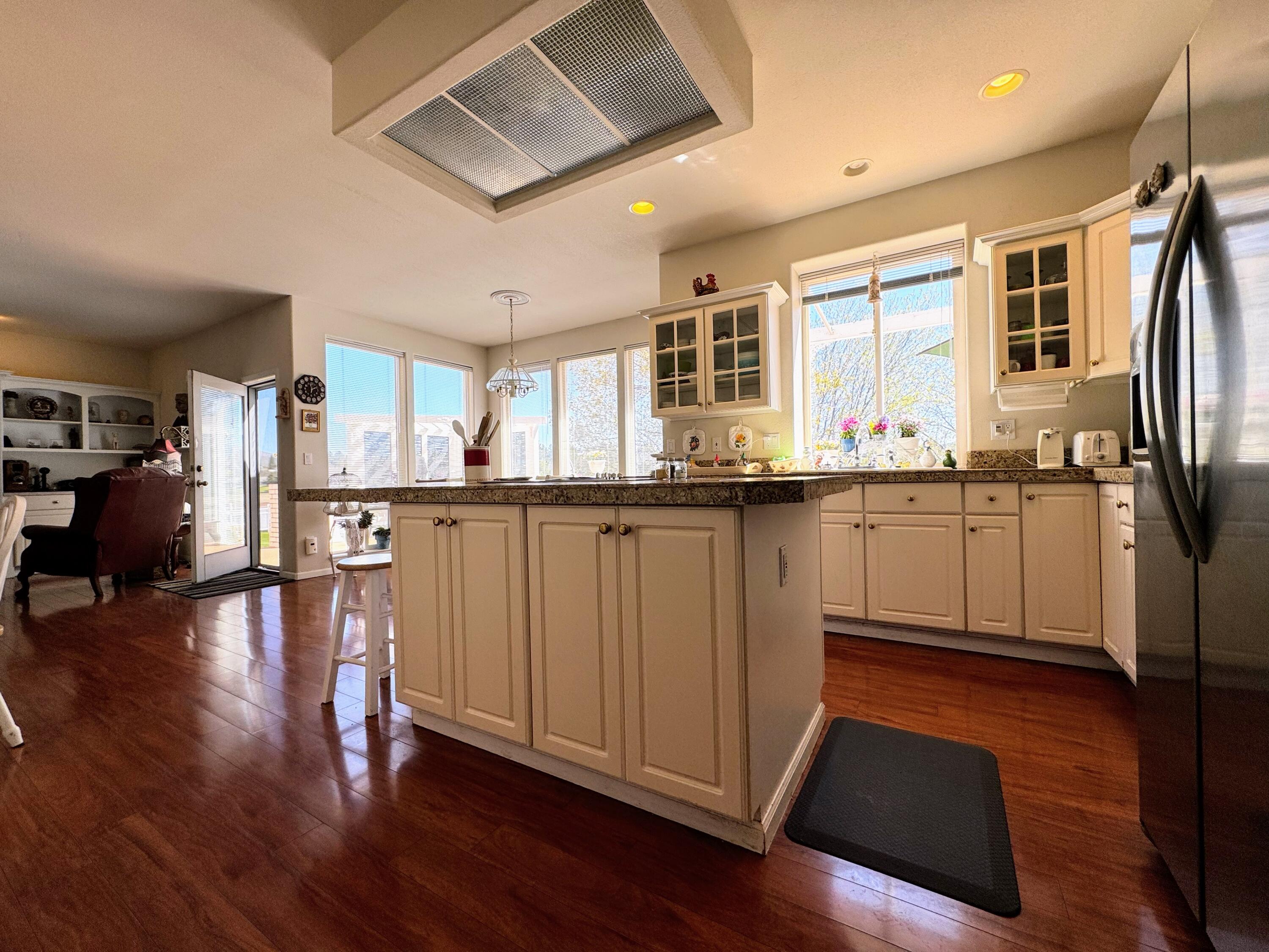 Klamath Falls, Oregon, 97601, United States, 3 Bedrooms Bedrooms, ,3 BathroomsBathrooms,Residential,For Sale,1779342