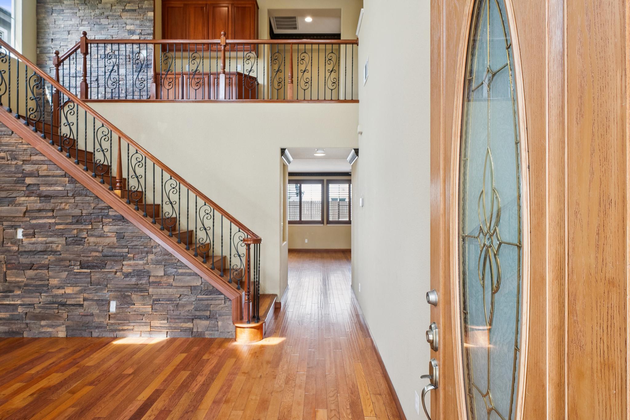  Gorgeous Two-Story Oakley Home - 物件實景