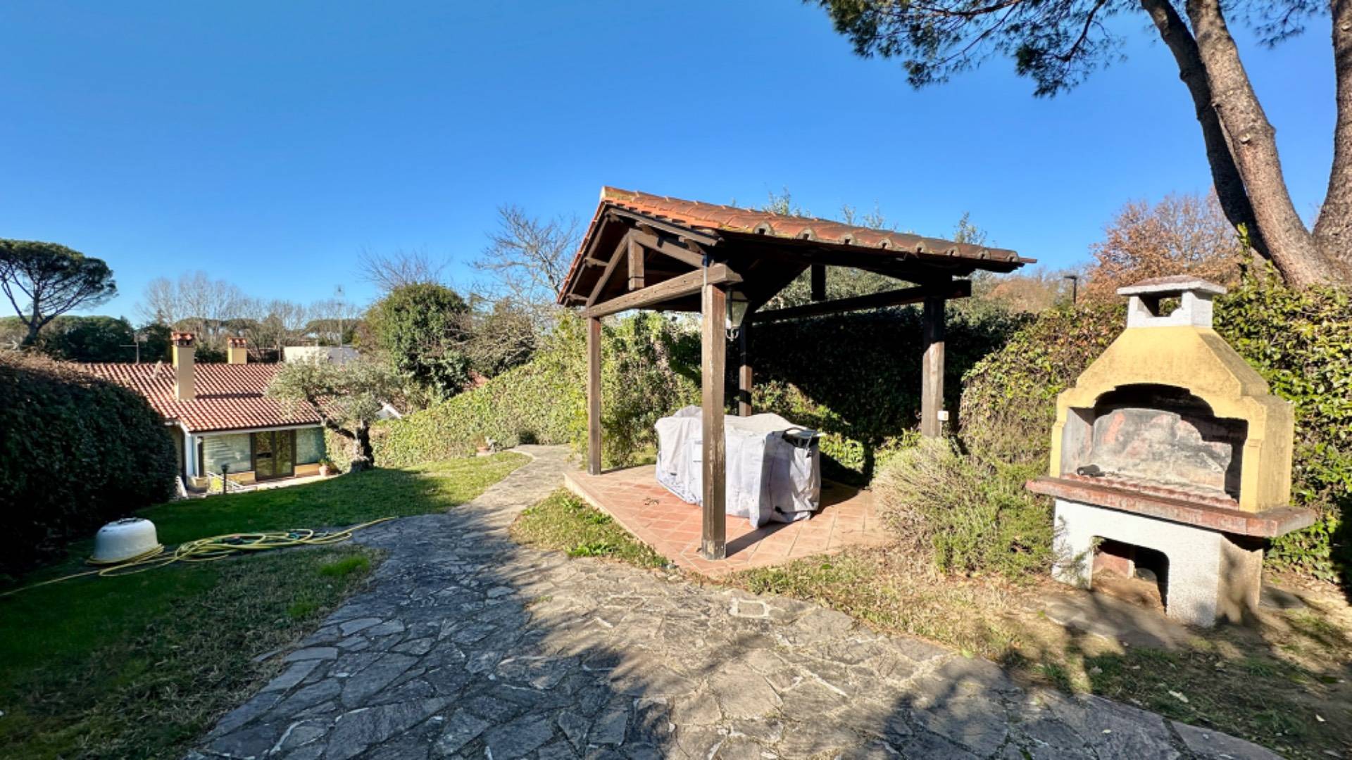 Roma, Roma, 00100, IT, 4 Bedrooms Bedrooms, ,3 BathroomsBathrooms,Residential,For Sale,1746322