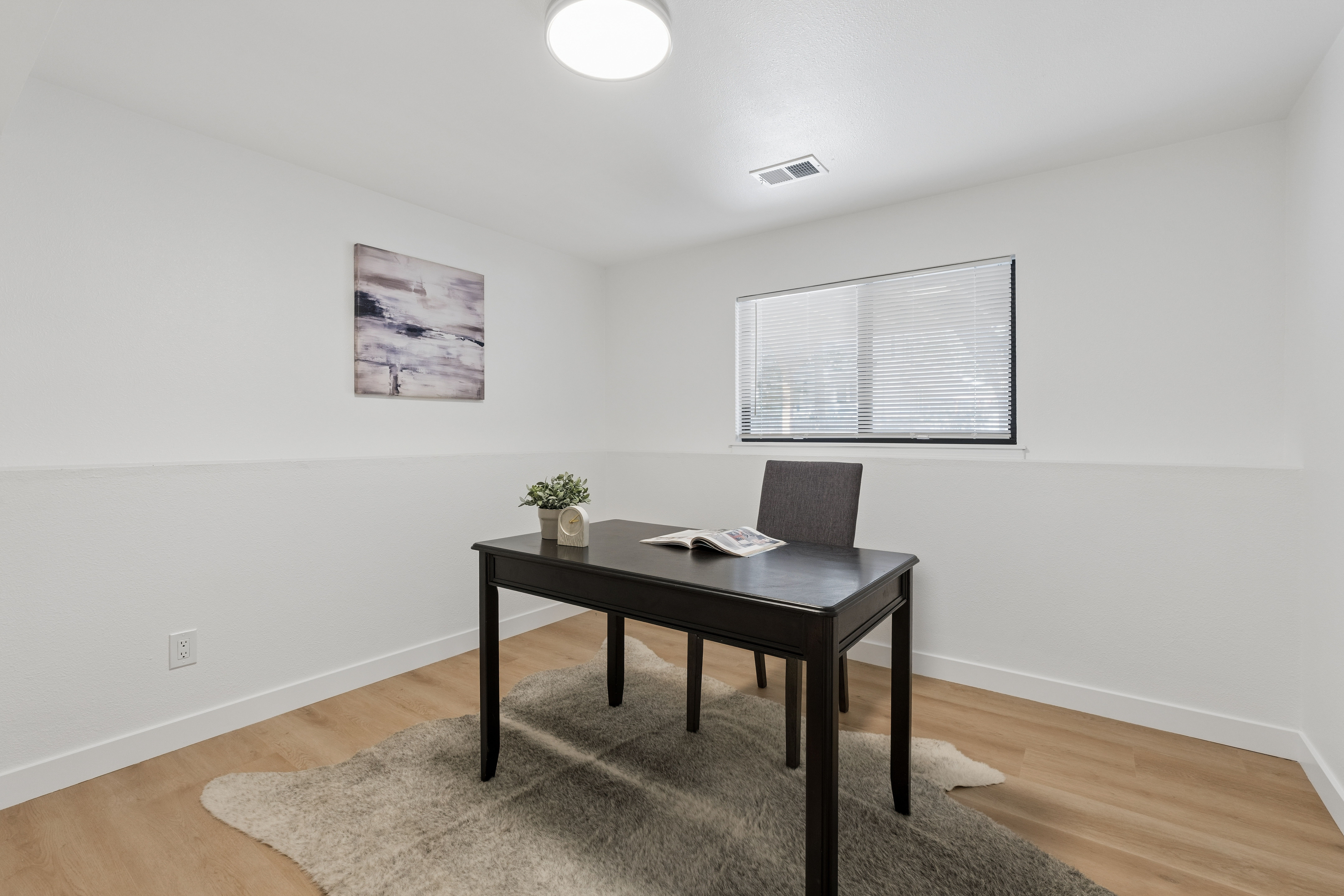  Completely reimagined, refreshed, and ready, this charming home on quiet street - 物件實景