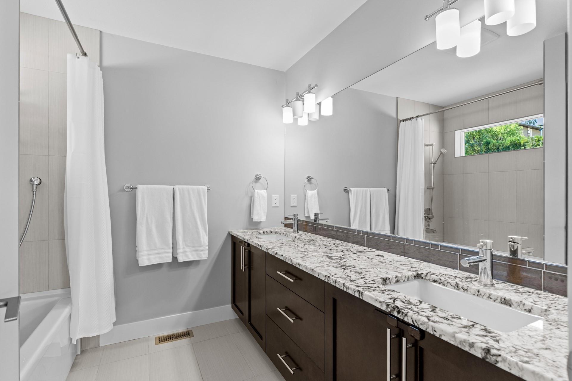 KELOWNA, British Columbia, V1W 5K2, CA, 5 Bedrooms Bedrooms, ,3 BathroomsBathrooms,Residential,For Sale,1960924