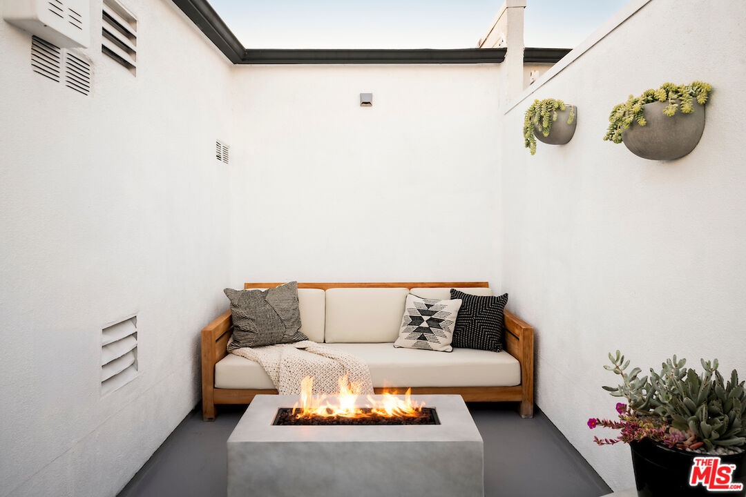 Santa Monica, California, 90403, United States, 2 Bedrooms Bedrooms, ,3 BathroomsBathrooms,Residential,For Sale,1986482