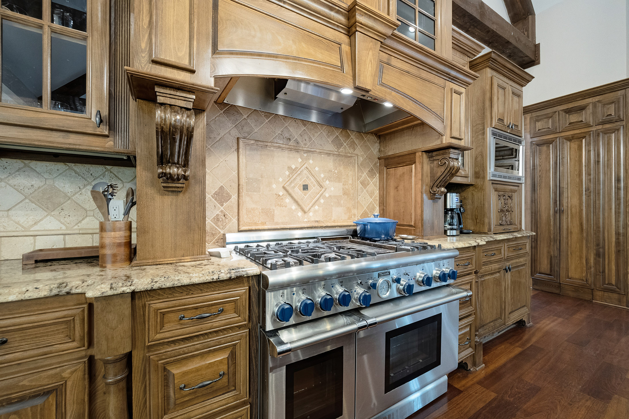  Impressive Brick Estate on a Private Wooded 1+/- Acre Lot in The Manor - 物件實景