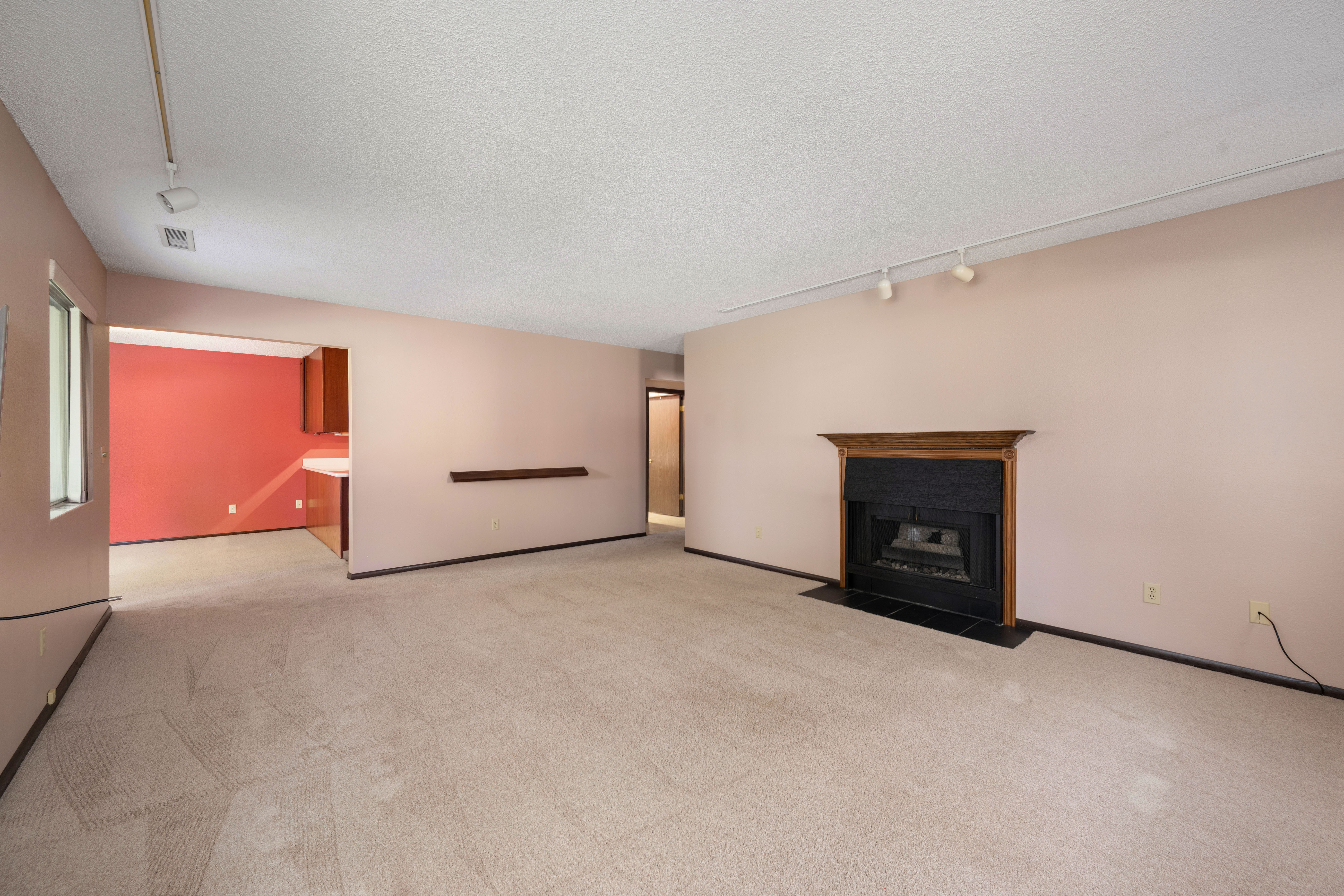  Affordable Ground Level Condo w/ Great Amenities - 物件實景