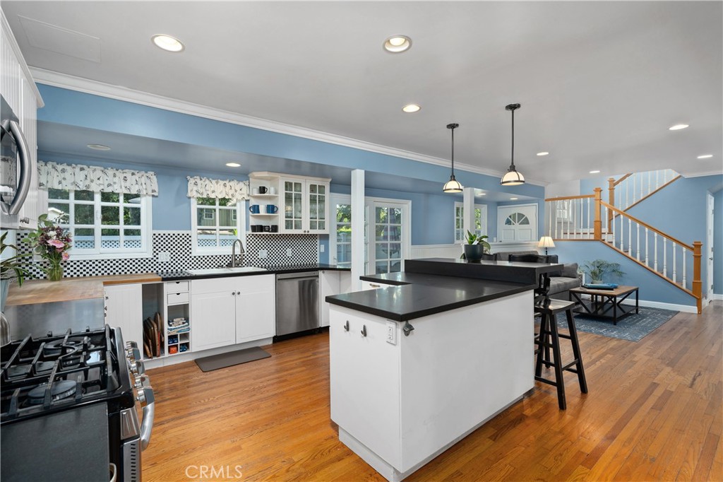 Studio City, California, 91602, United States, 5 Bedrooms Bedrooms, ,4 BathroomsBathrooms,Residential,For Sale,1947106