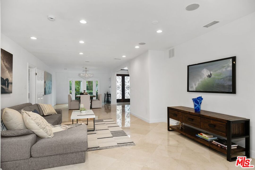 Los Angeles, California, 90048, United States, 4 Bedrooms Bedrooms, ,4 BathroomsBathrooms,Residential,For Sale,1912253