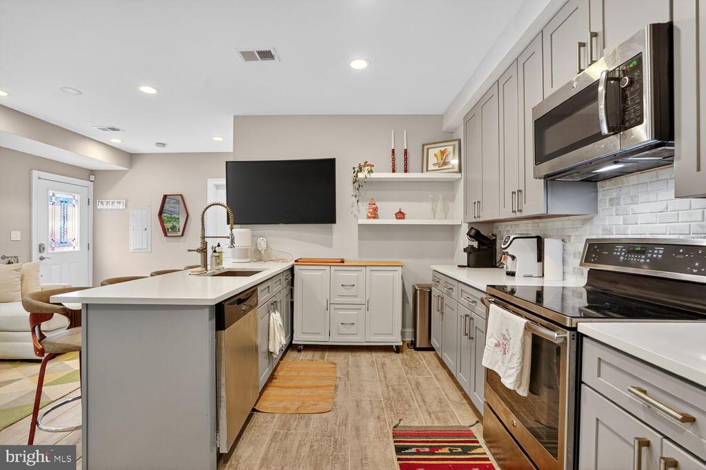 Washington, District of Columbia, 20002, United States, 2 Bedrooms Bedrooms, ,2 BathroomsBathrooms,Residential,For Sale,1994271