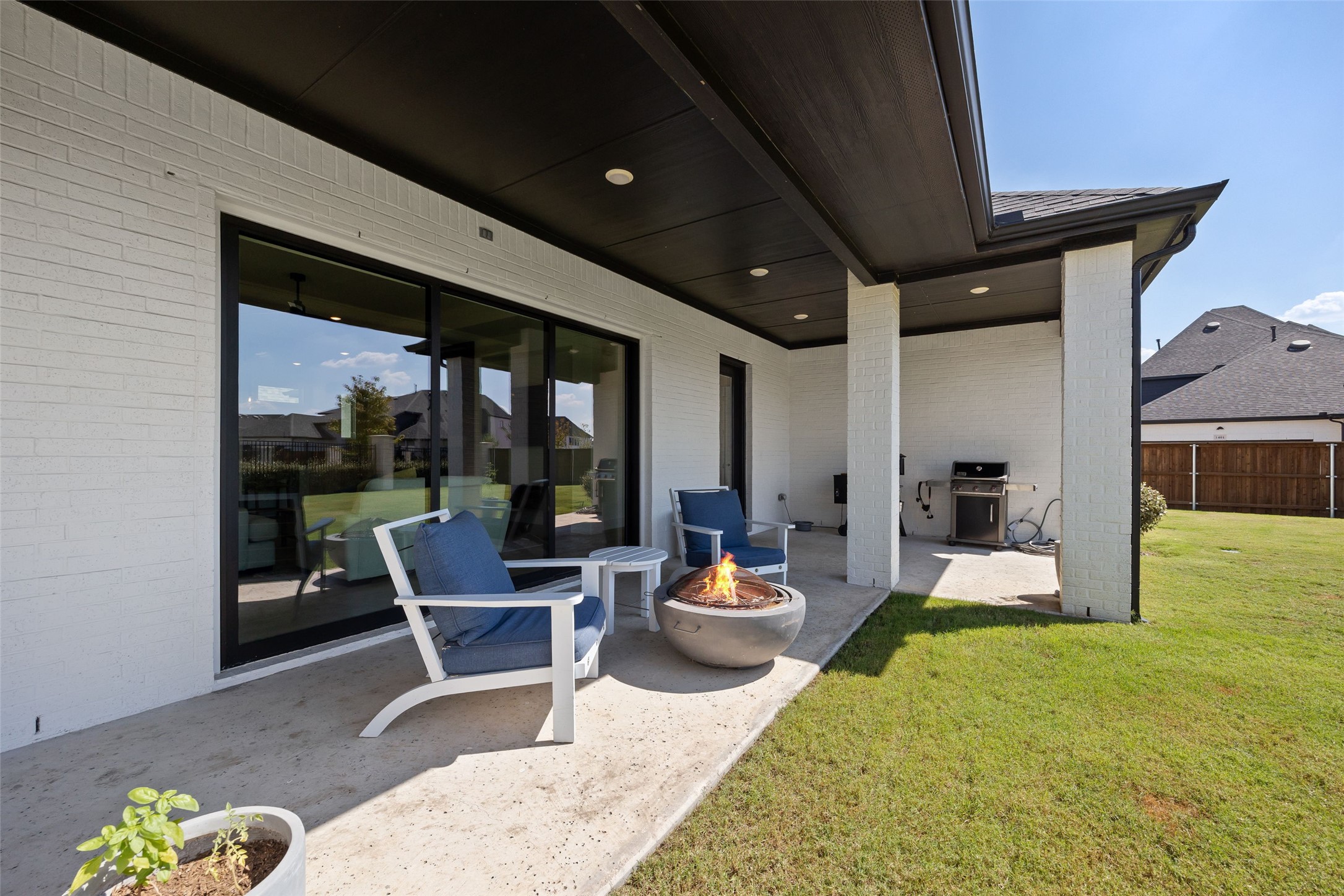 Arlington, Texas, 76005, United States, 4 Bedrooms Bedrooms, ,5 BathroomsBathrooms,Residential,For Sale,1963116