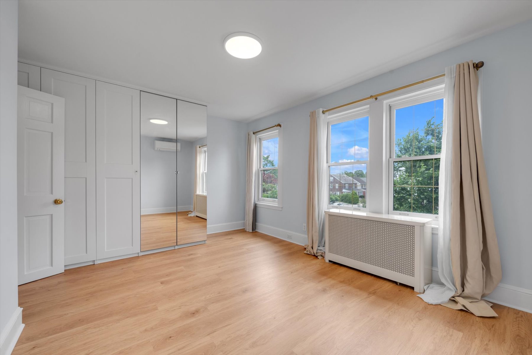  ?REMARKABLY RENOVATED SEMI DETACHED HOME IN FOREST HILLS HILLS? - 物件實景