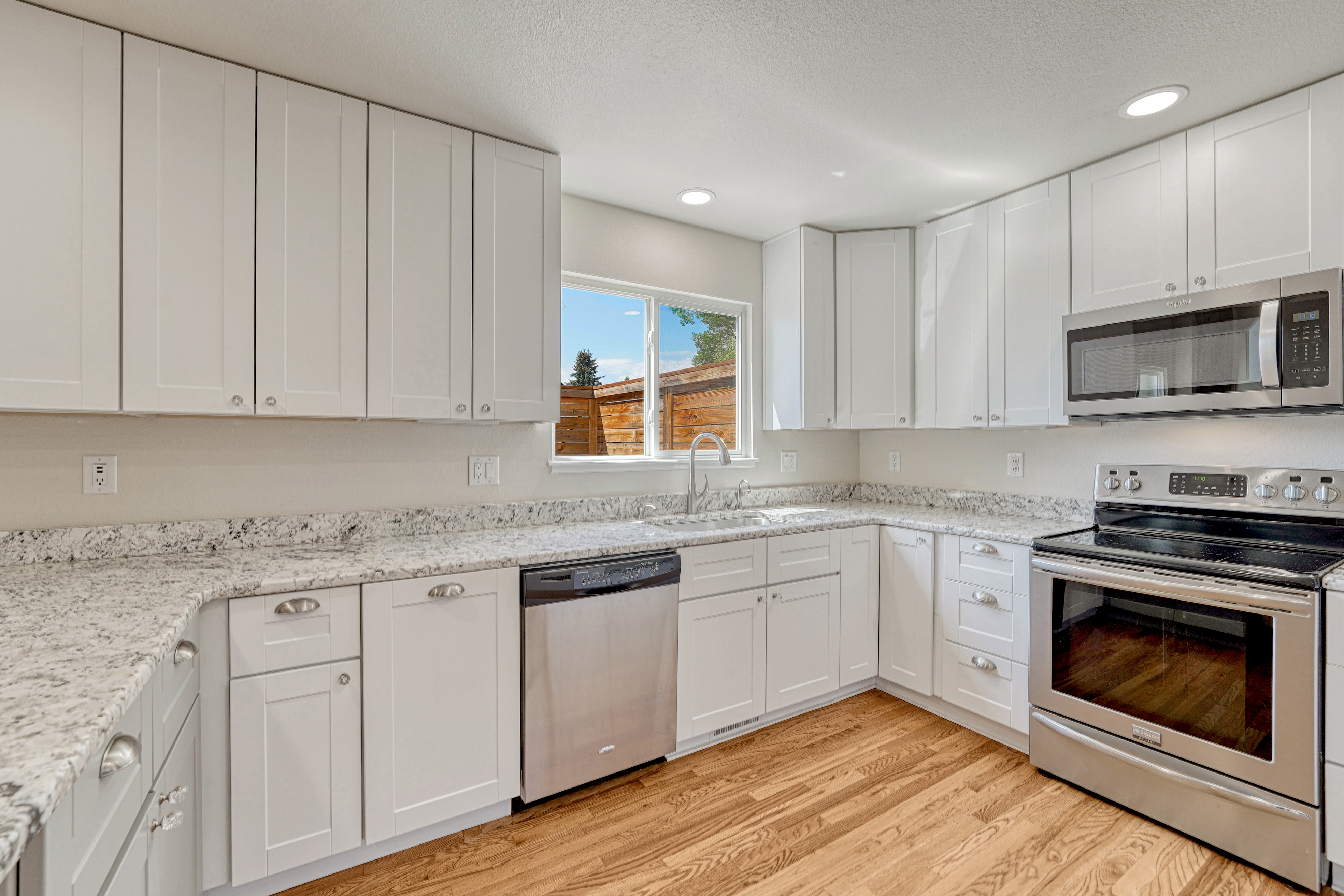  Hardwood Flooring and Mountain Views in 80919 - 物件實景