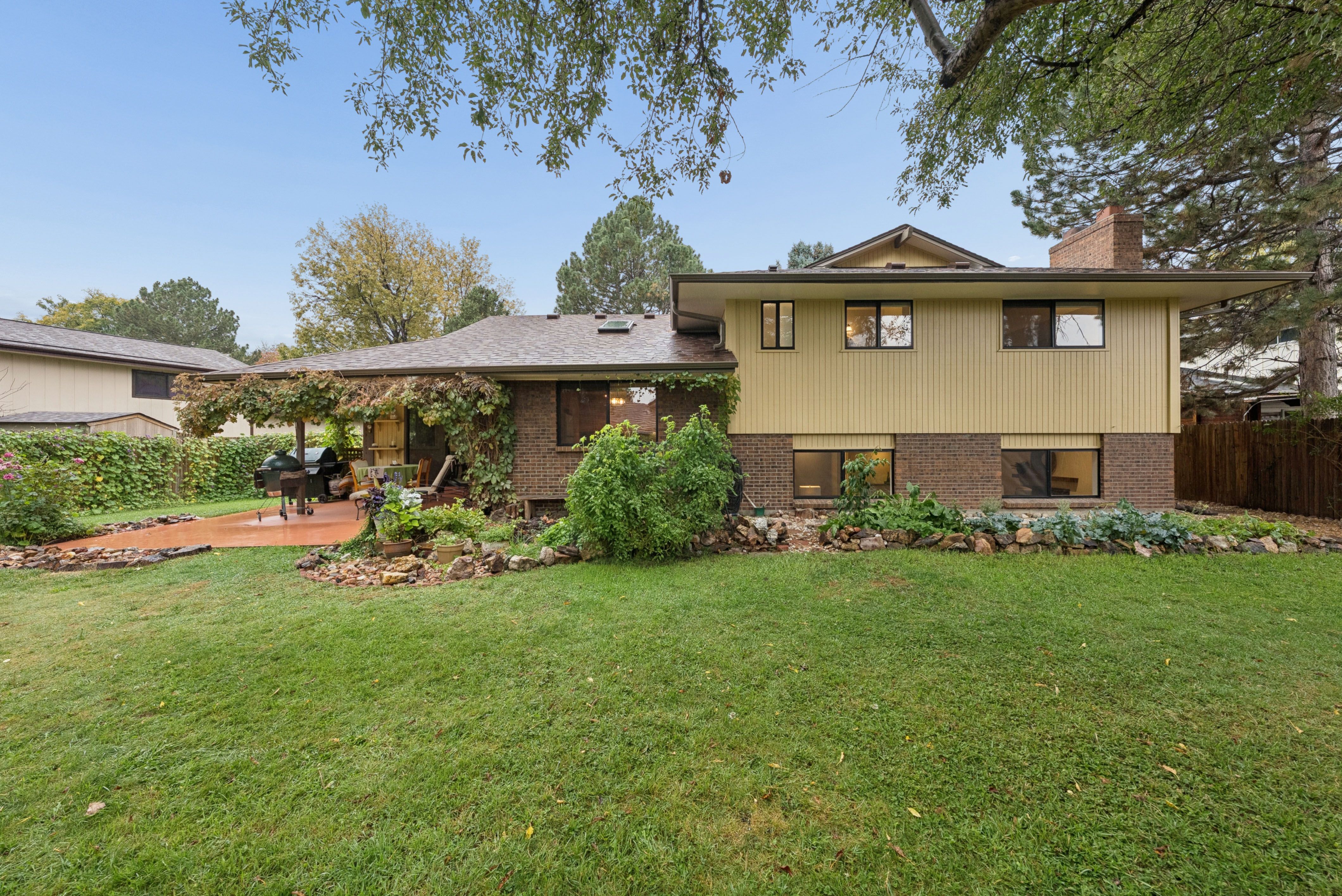  Beautifully refreshed home, tucked away on a quiet street & surrounded by trees - 物件實景