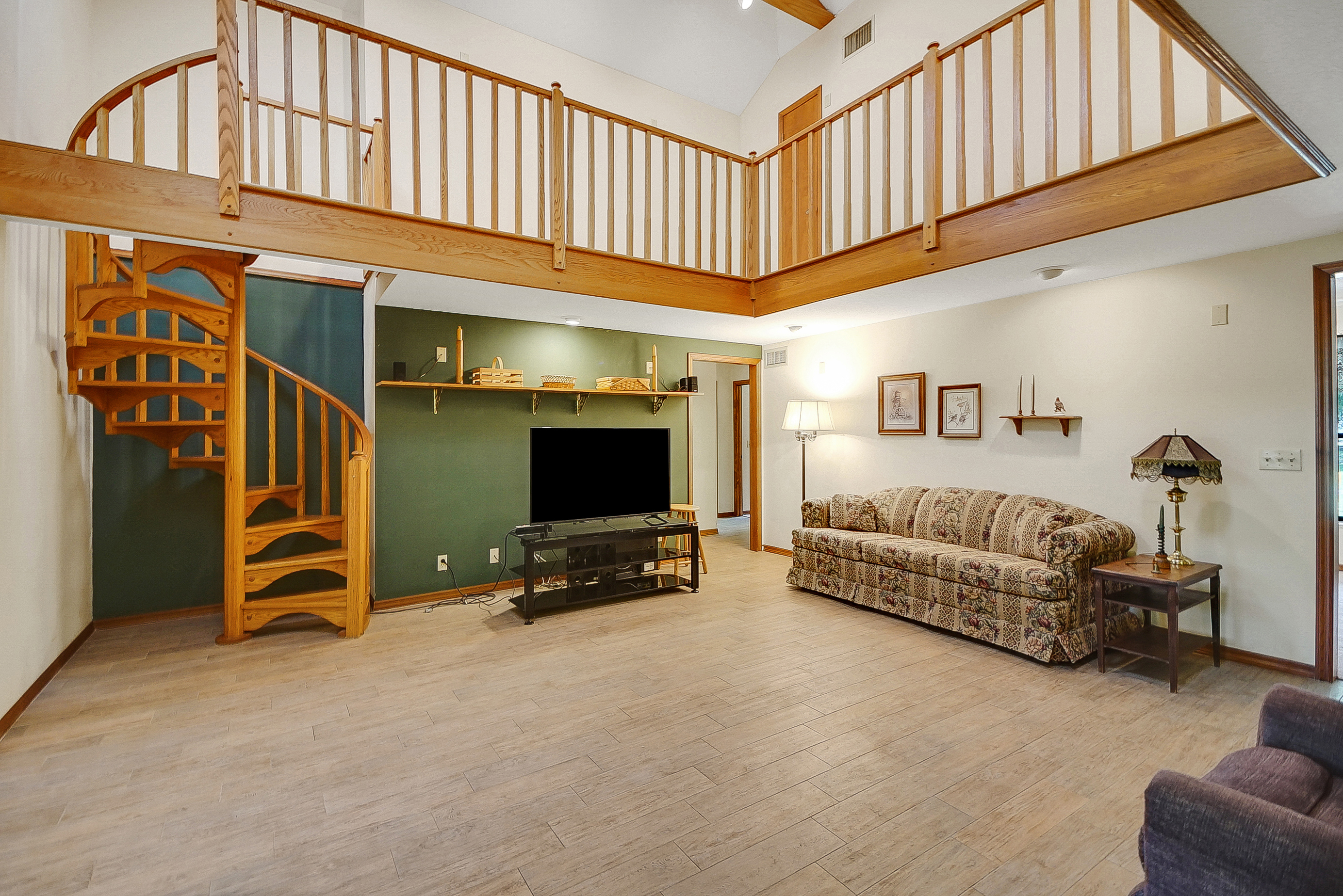 Lady Lake, Florida, 32159, United States, 4 Bedrooms Bedrooms, ,2 BathroomsBathrooms,Residential,For Sale,1873535