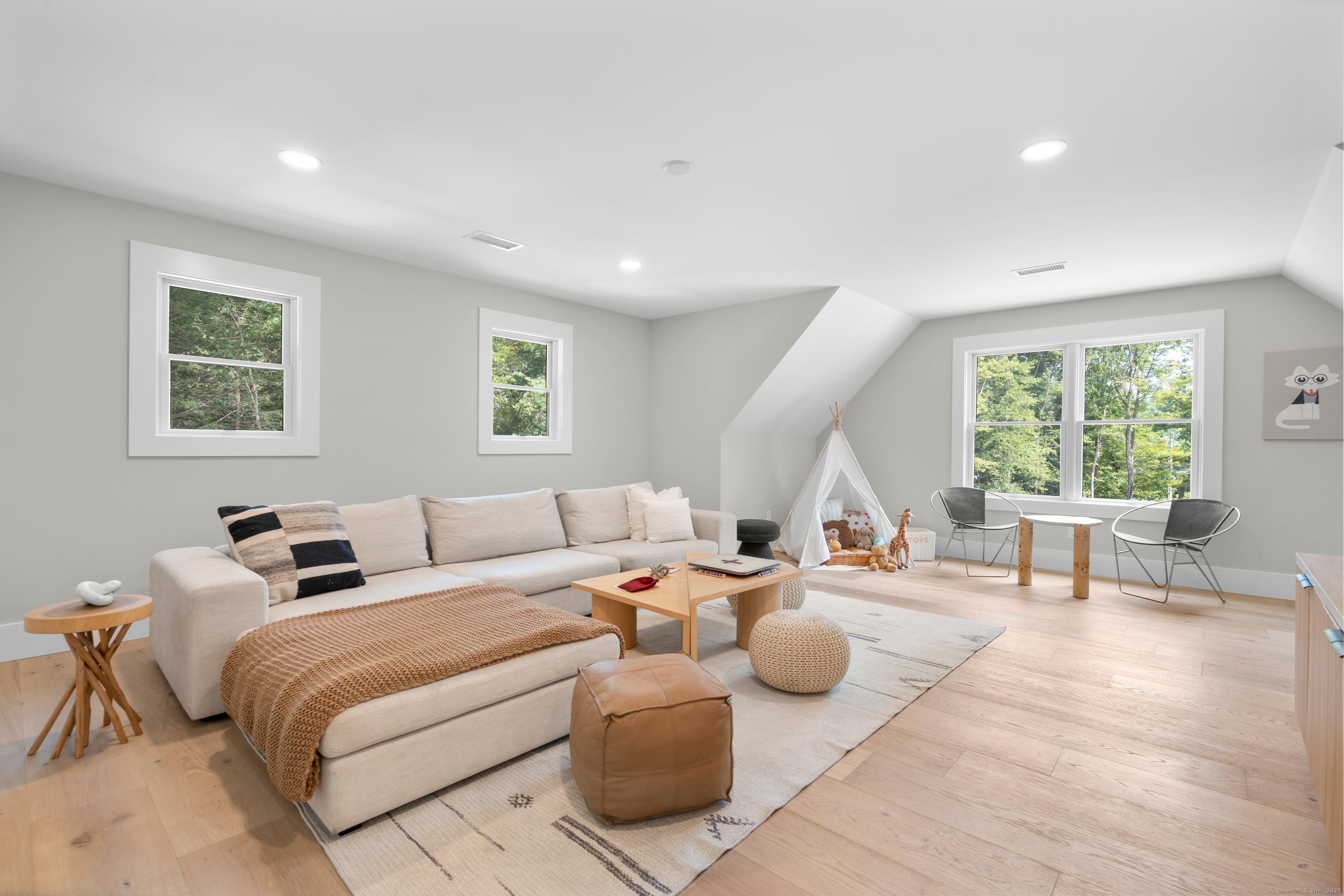 Avon, Connecticut, 06001, United States, 4 Bedrooms Bedrooms, ,4 BathroomsBathrooms,Residential,For Sale,1941294
