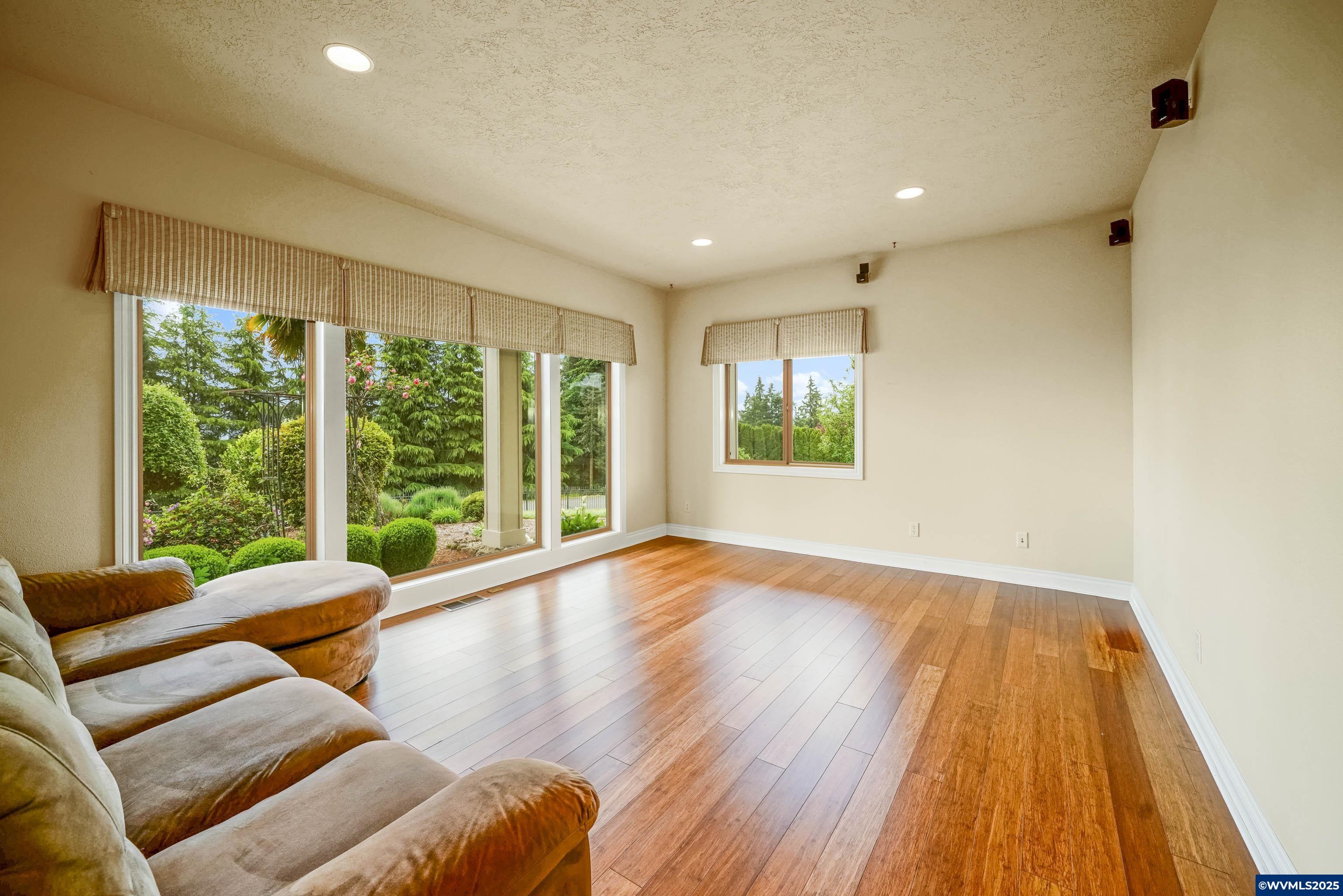 Turner, Oregon, 97392, United States, 4 Bedrooms Bedrooms, ,3 BathroomsBathrooms,Residential,For Sale,1827852