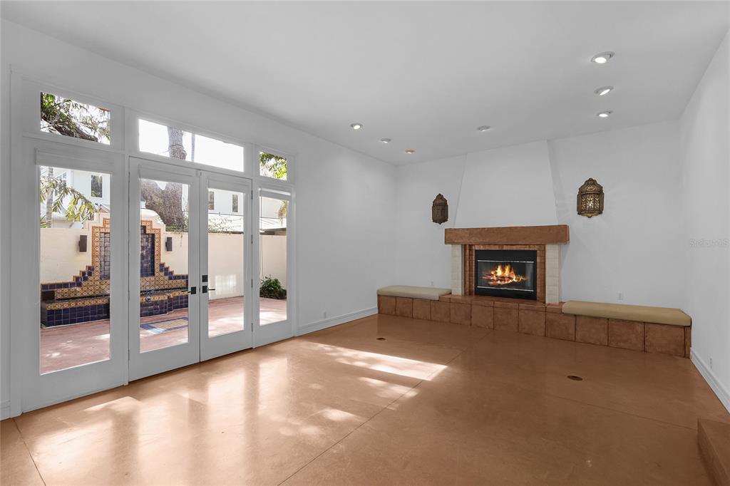 Orlando, Florida, 32806, United States, 3 Bedrooms Bedrooms, ,4 BathroomsBathrooms,Residential,For Sale,1927434