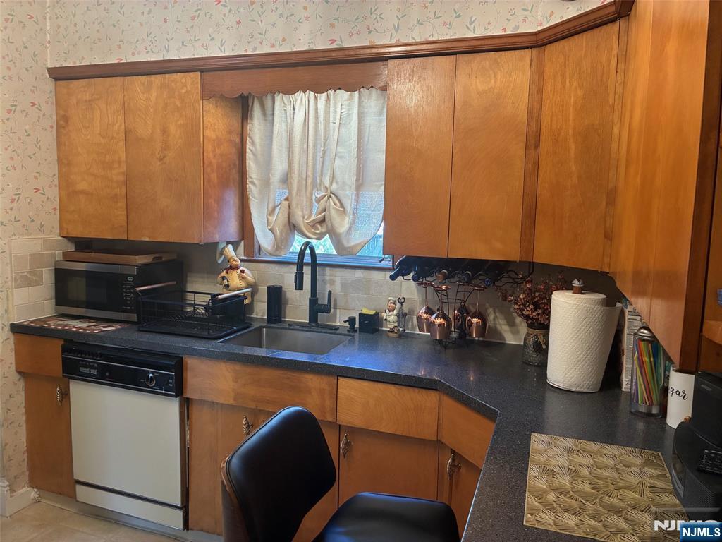 Teaneck, New Jersey, 07666, United States, 3 Bedrooms Bedrooms, ,2 BathroomsBathrooms,Residential,For Sale,1987790