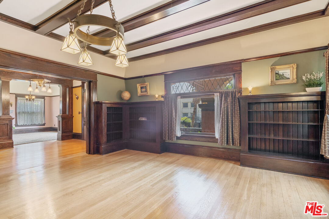 Los Angeles, California, 90006, United States, 6 Bedrooms Bedrooms, ,5 BathroomsBathrooms,Residential,For Sale,1883118