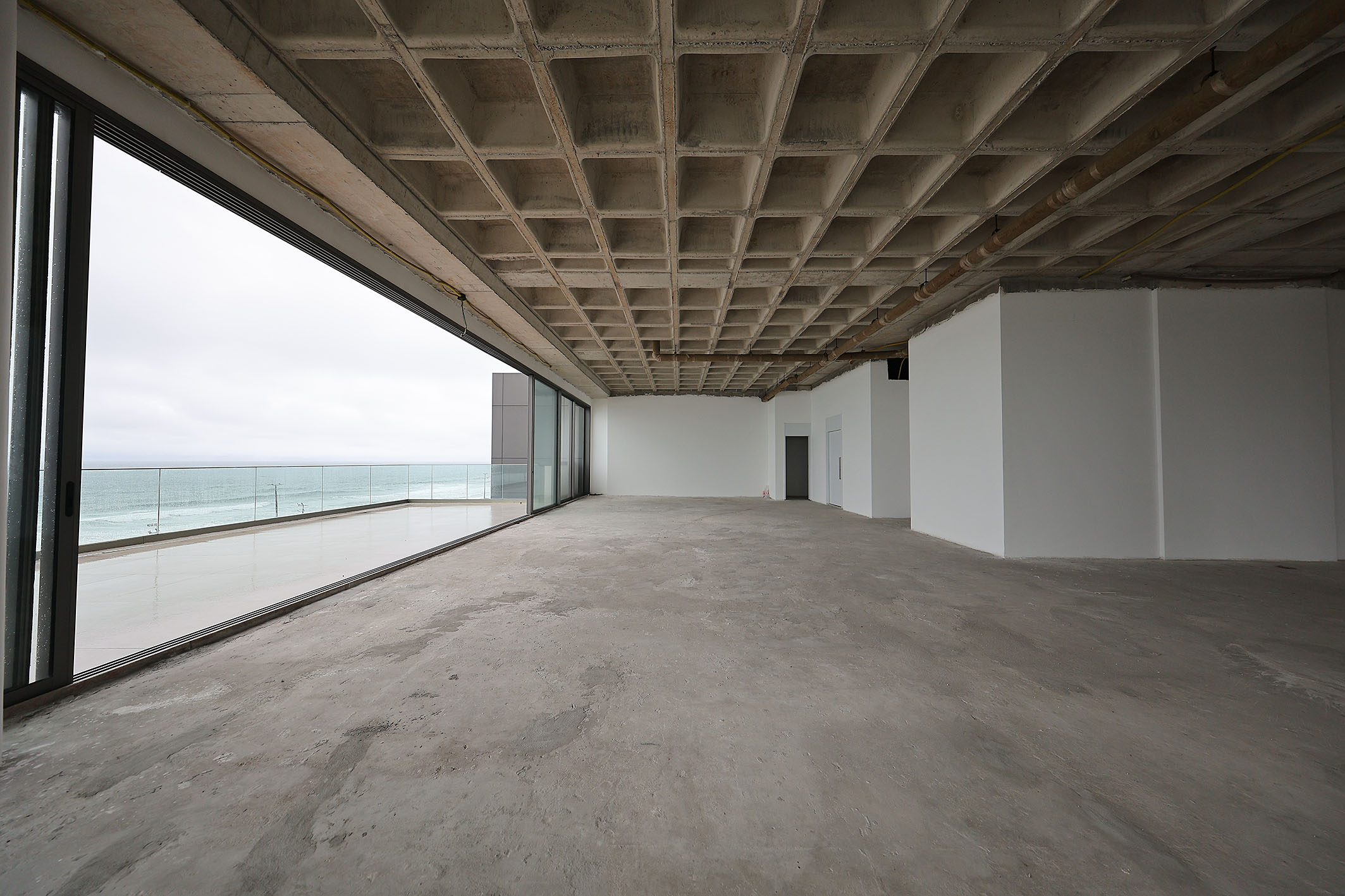 Linear Oceanfront Penthouse with Panoramic Views and Custom Potential - 物件實景
