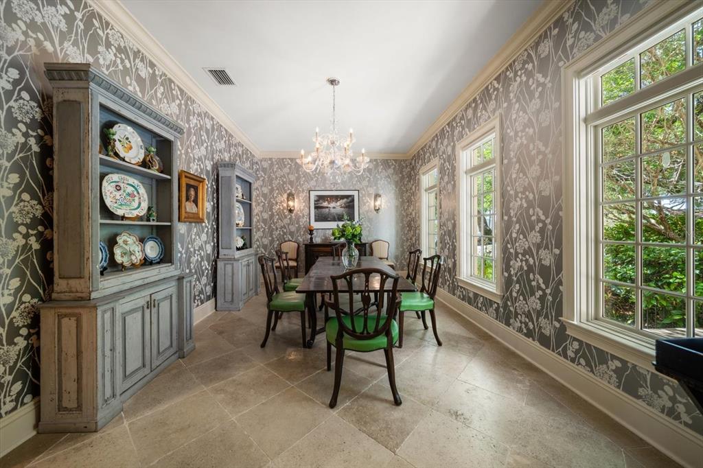 Tampa, Florida, 33606, United States, 5 Bedrooms Bedrooms, ,4 BathroomsBathrooms,Residential,For Sale,1827015