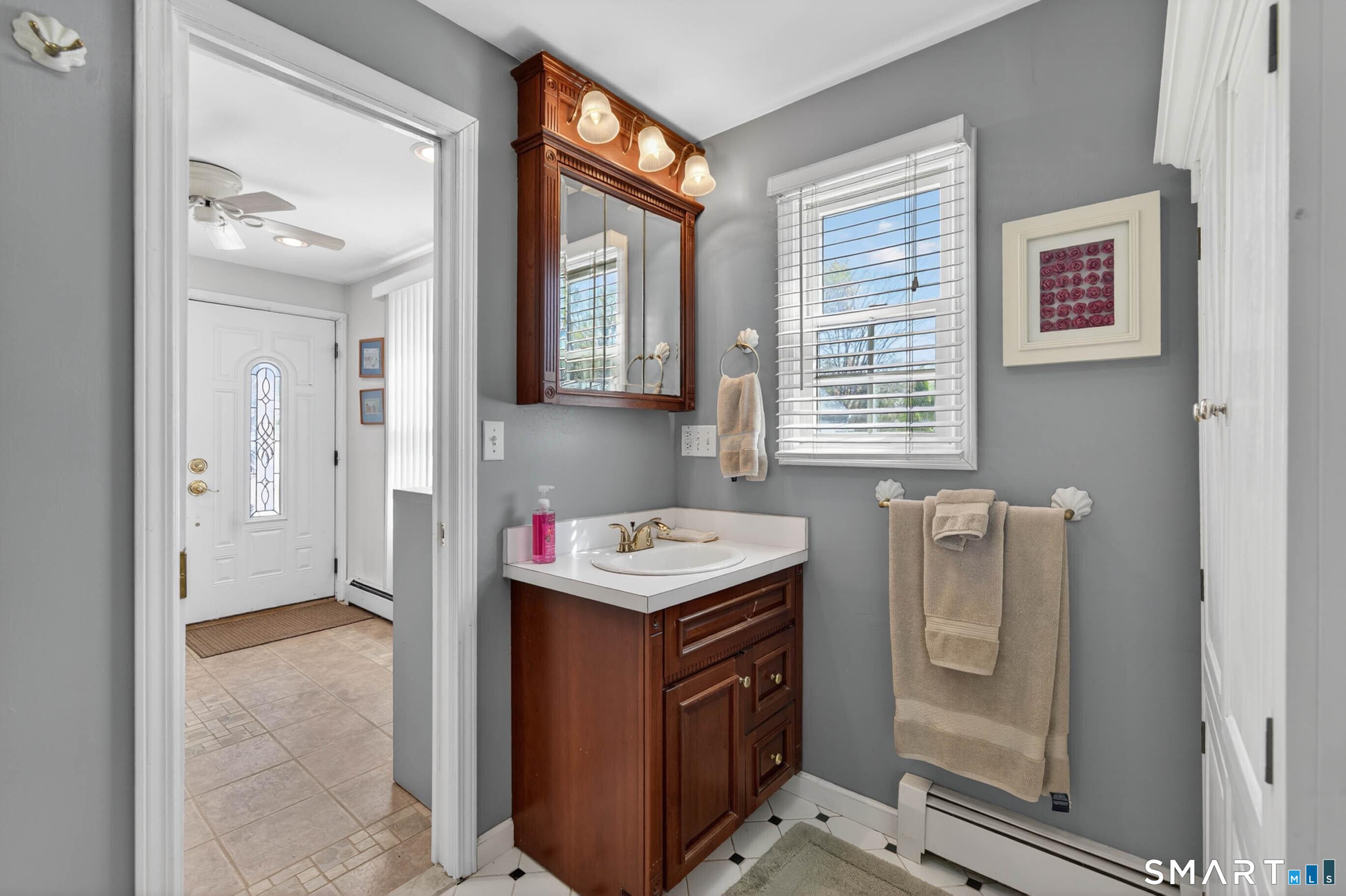 122, Connecticut, 06405, United States, 3 Bedrooms Bedrooms, ,2 BathroomsBathrooms,Residential,For Sale,2040354