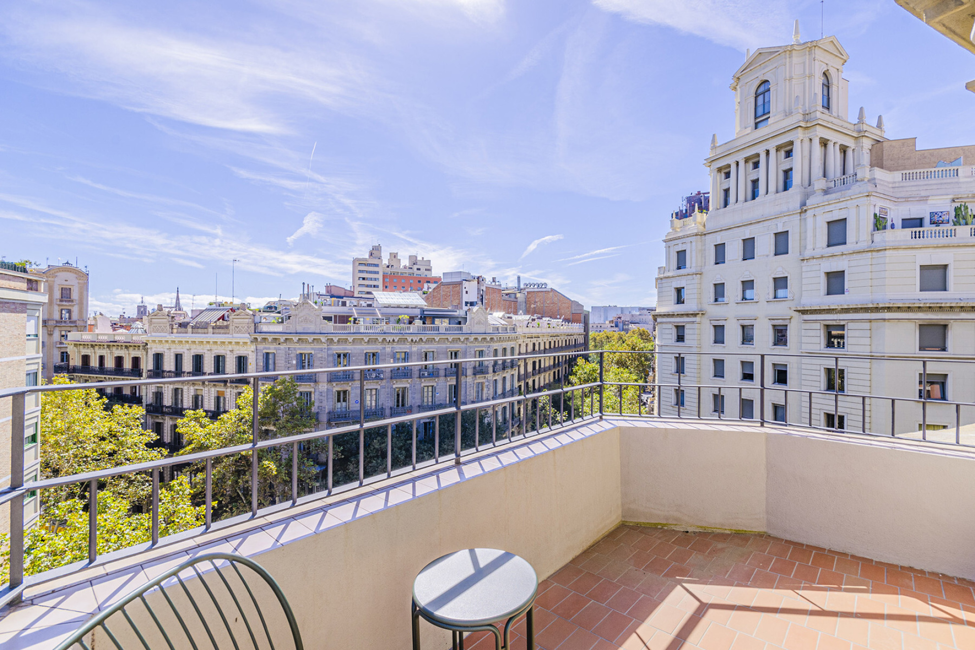  Stunning renovated property with panoramic views and abundant natural light - 物件實景
