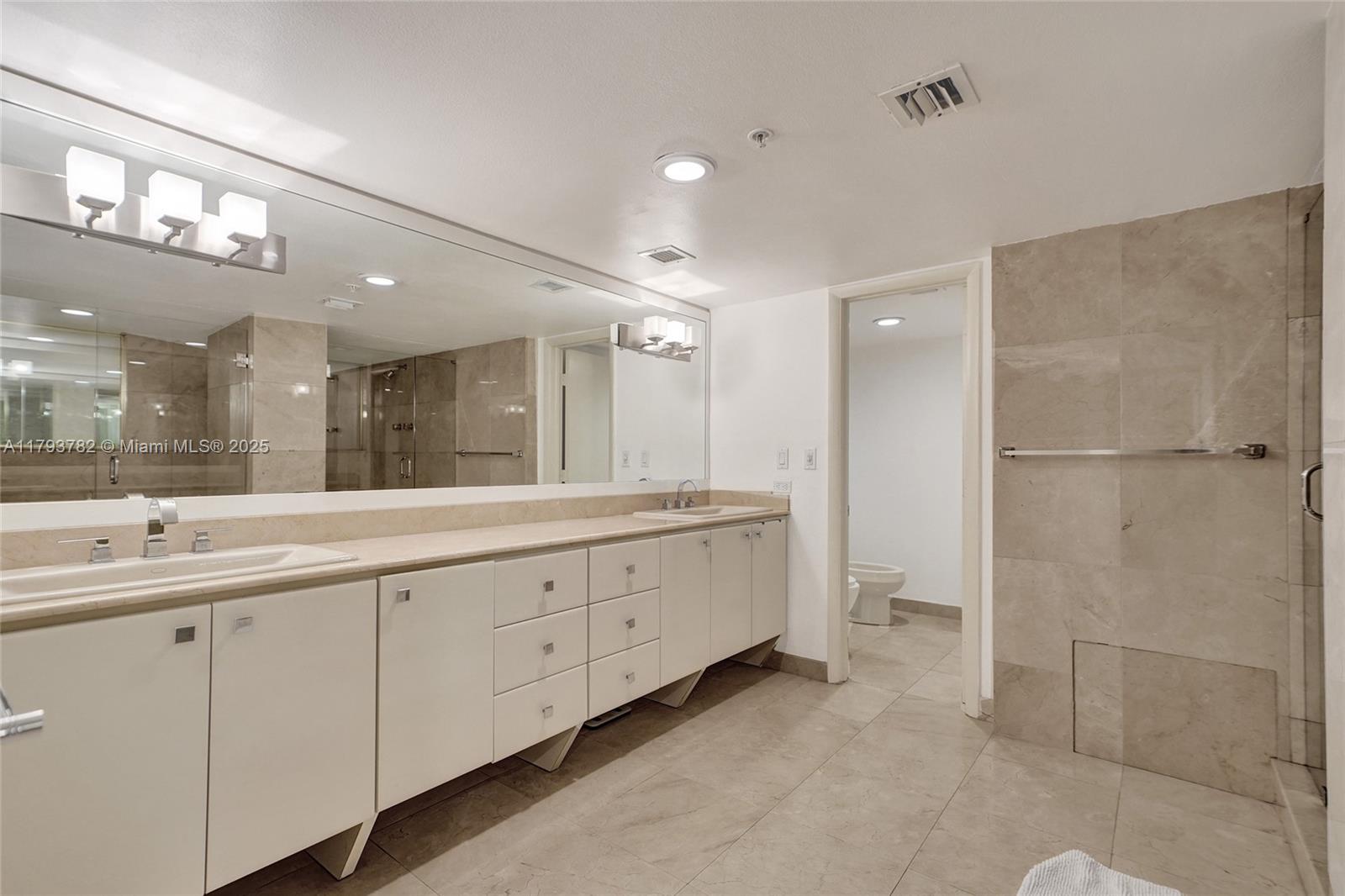 Aventura, Florida, 33180, United States, 5 Bedrooms Bedrooms, ,4 BathroomsBathrooms,Residential,For Sale,1794425