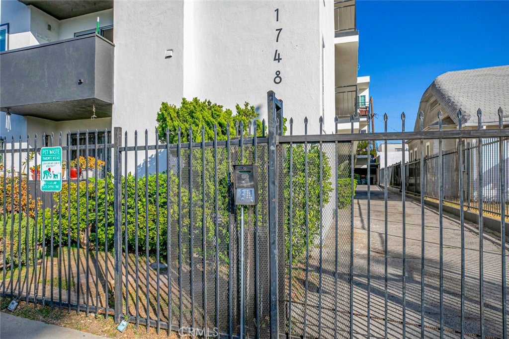 Los Angeles, California, 90027, United States, 2 Bedrooms Bedrooms, ,2 BathroomsBathrooms,Residential,For Sale,1939885