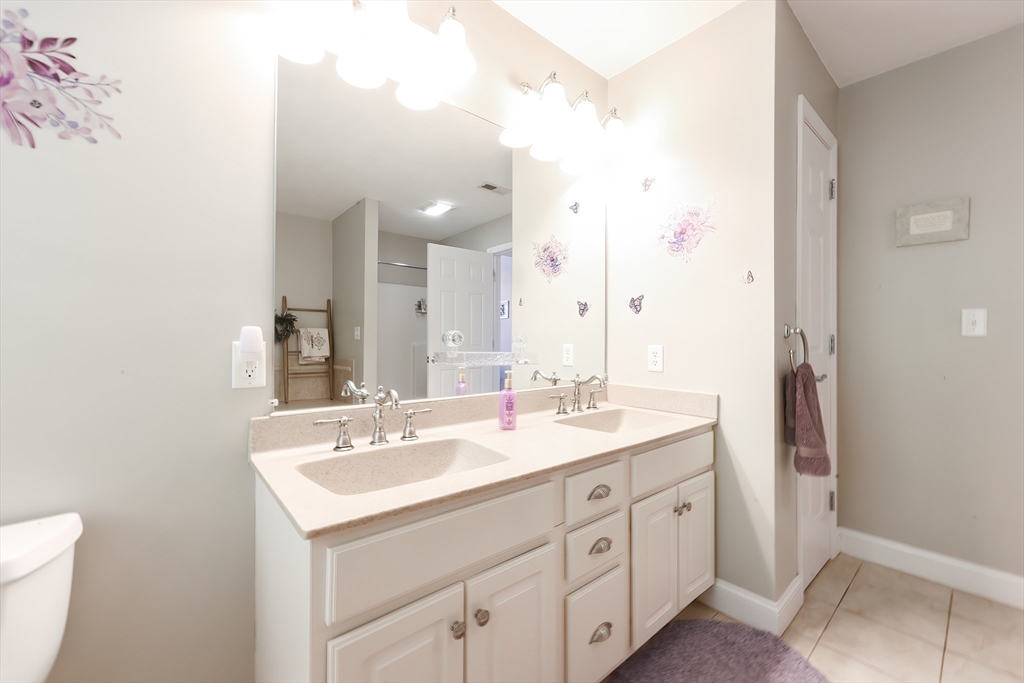 Northbridge, Massachusetts, 01534, United States, 4 Bedrooms Bedrooms, ,2 BathroomsBathrooms,Residential,For Sale,1977320