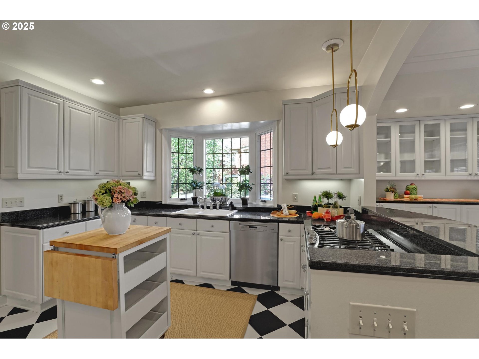 Portland, Oregon, 97205, United States, 4 Bedrooms Bedrooms, ,4 BathroomsBathrooms,Residential,For Sale,1795097