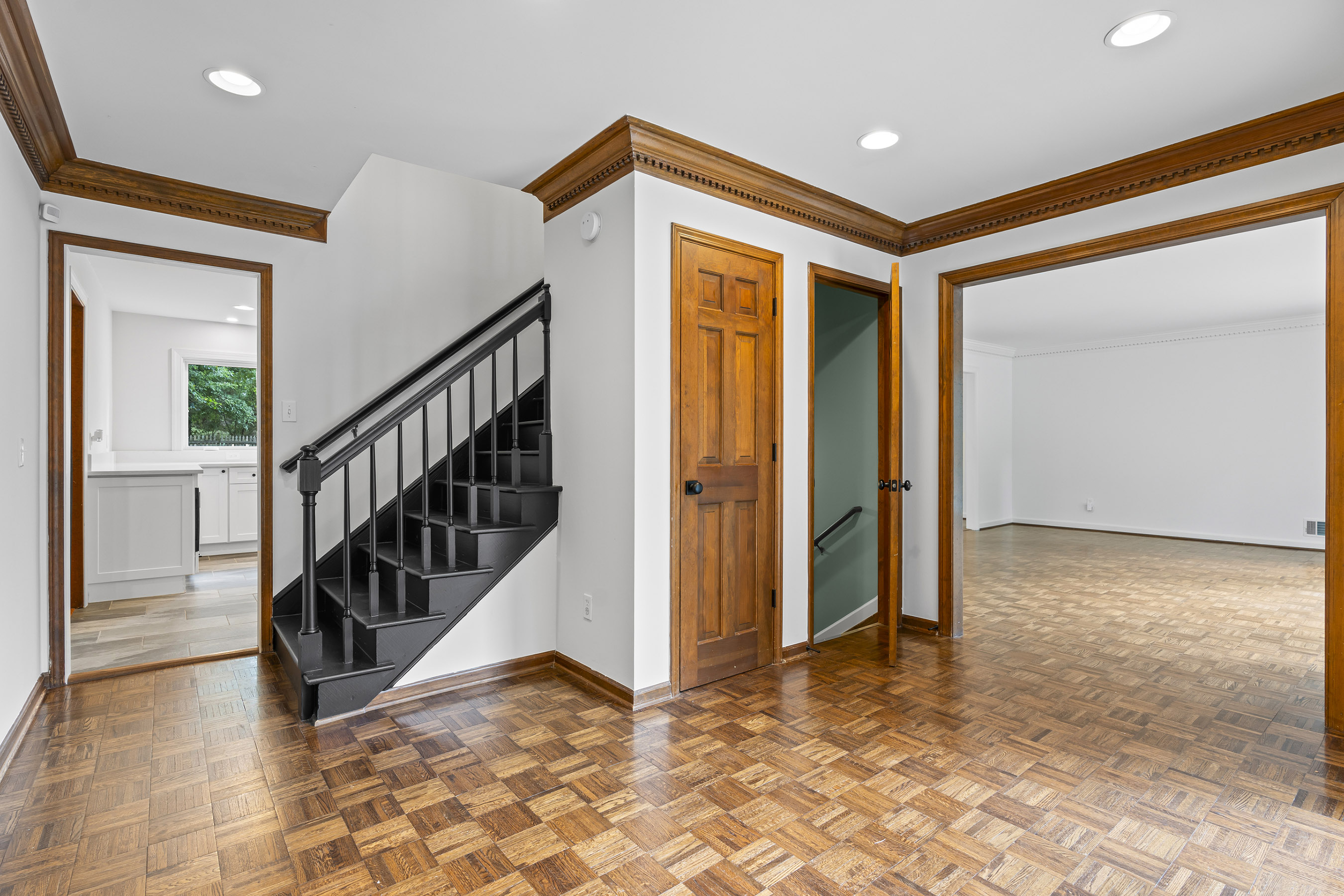  A Perfect Blend: Modern Updates in a Traditional Woodland Forest Home - 物件實景