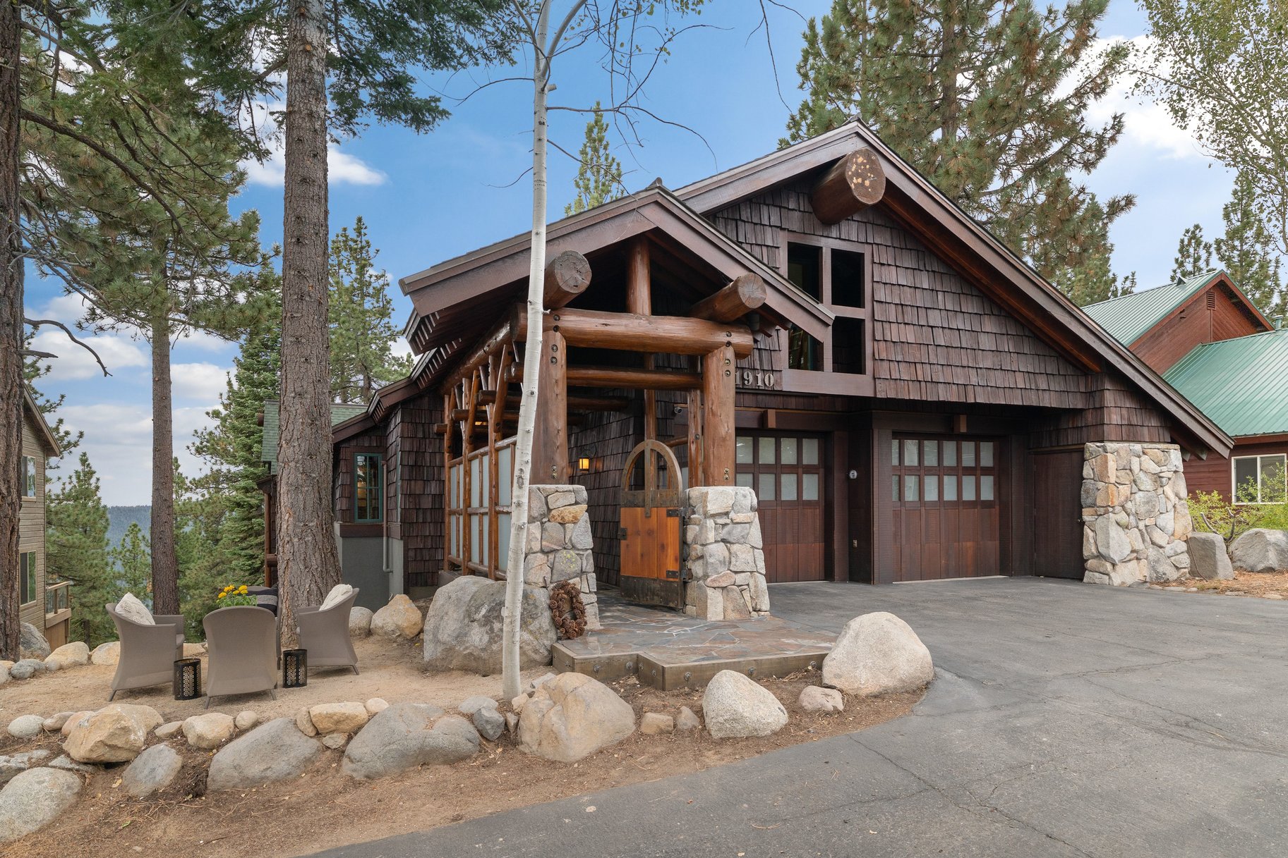  Views of Donner Lake with Donner Lake Rim Trail in Backyard - 物件實景