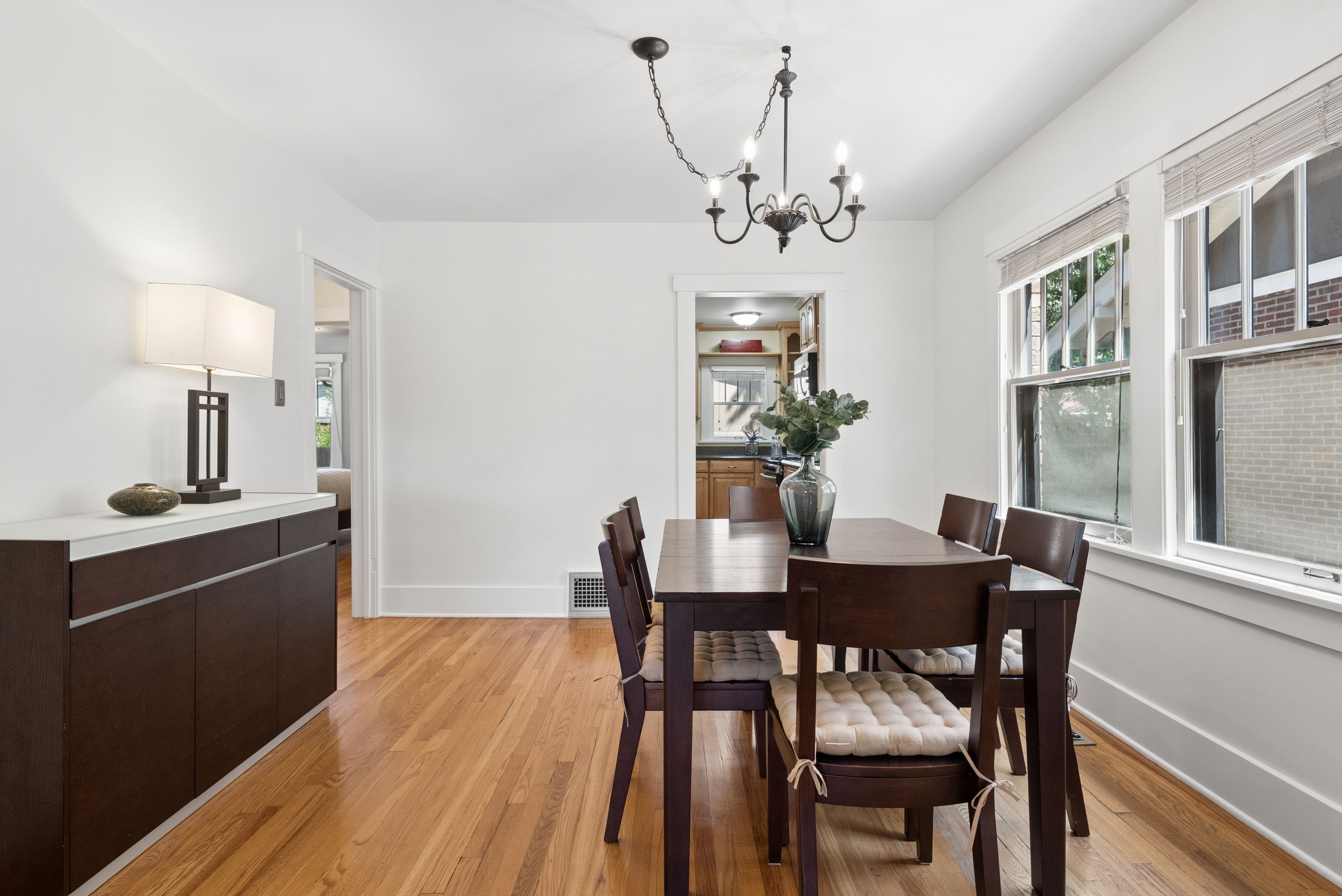  Meticulously maintained Bungalow flows the way it was designed - 物件實景