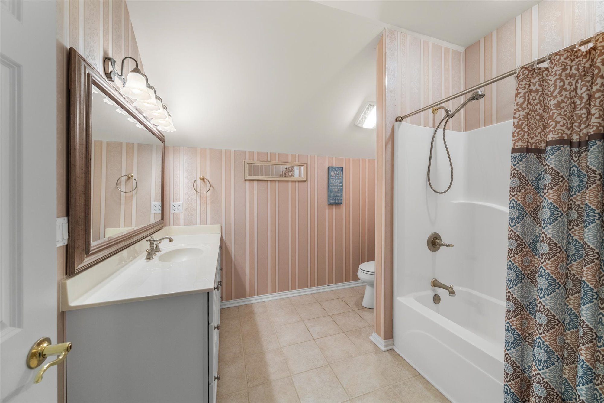 Sevierville, Tennessee, 37876-5201, United States, 3 Bedrooms Bedrooms, ,4 BathroomsBathrooms,Residential,For Sale,1810595