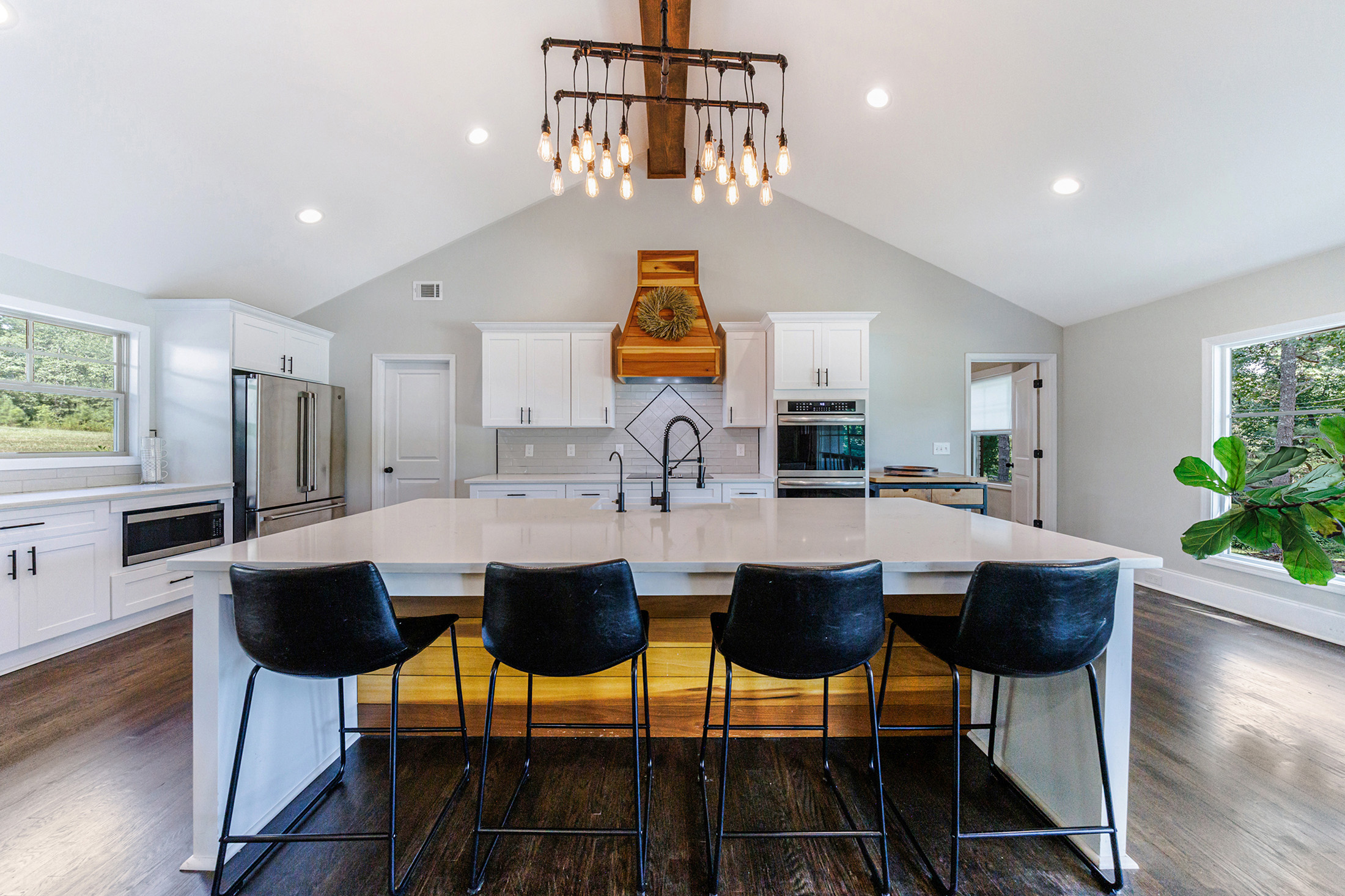 Stunning Fully Renovated Oasis on 2.4+/- Acres - 物件實景