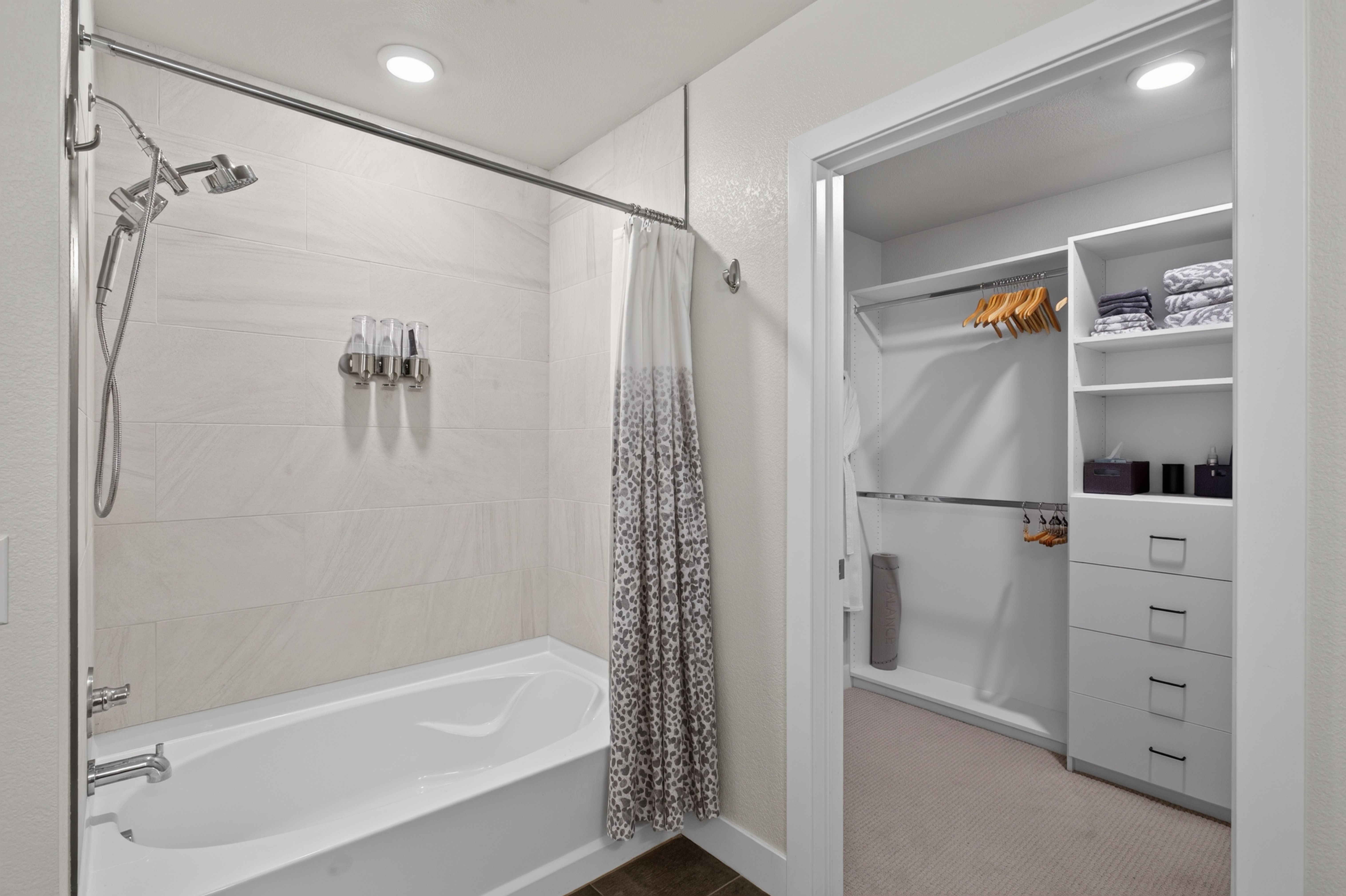 Beautiful unit with a private deck, overlooking Festival Park. - 物件實景
