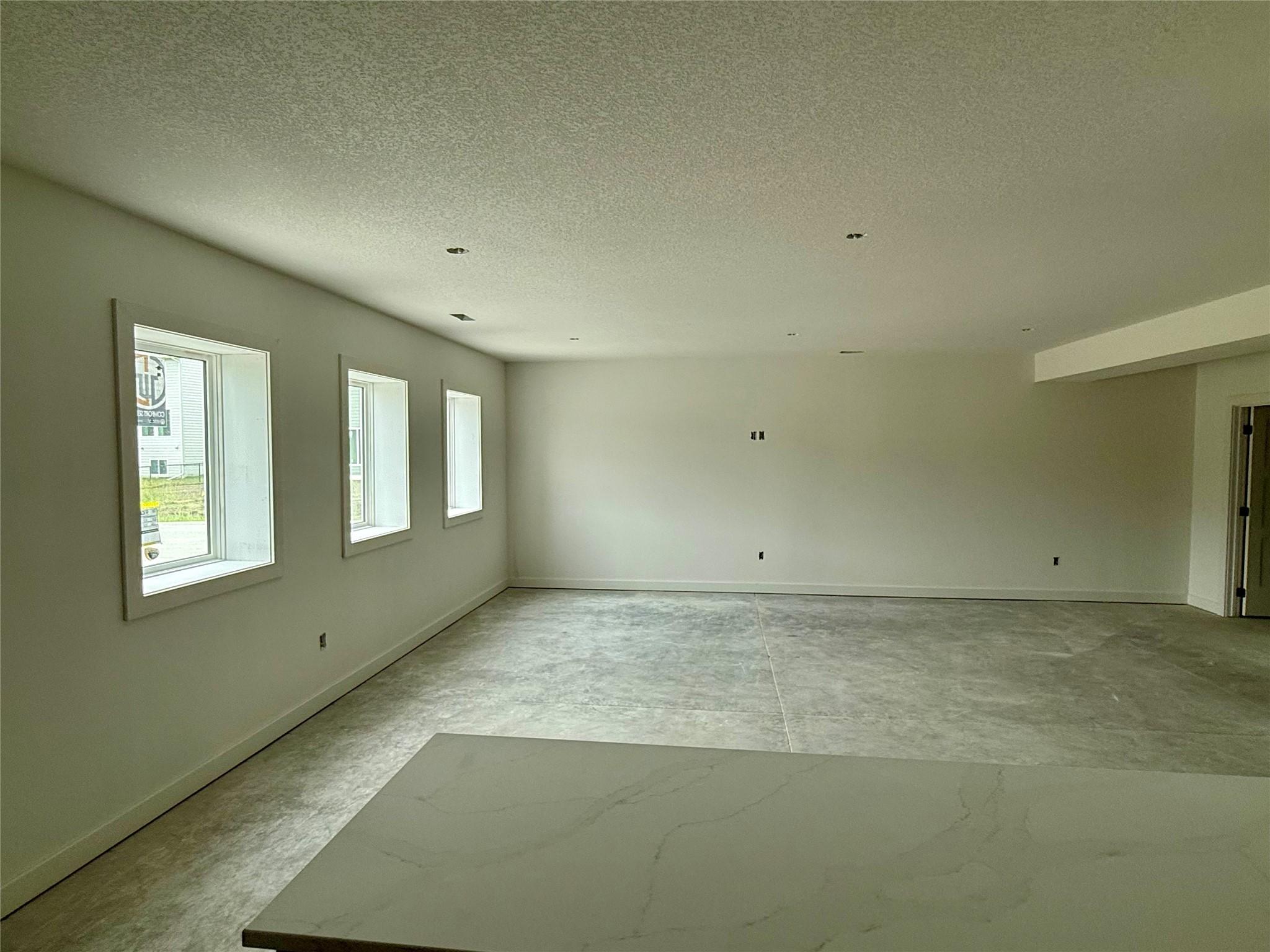 Urbandale, Iowa, 50111, United States, 4 Bedrooms Bedrooms, ,3 BathroomsBathrooms,Residential,For Sale,1872106