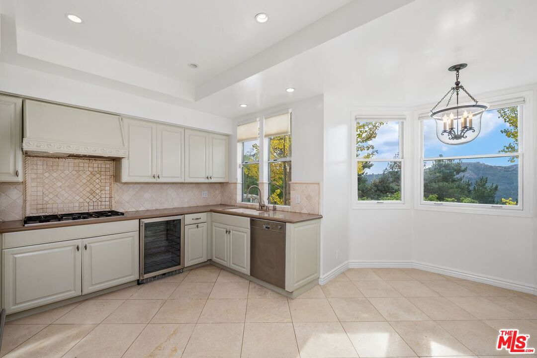 Pacific Palisades, California, 90272, United States, 2 Bedrooms Bedrooms, ,2 BathroomsBathrooms,Residential,For Sale,1991274