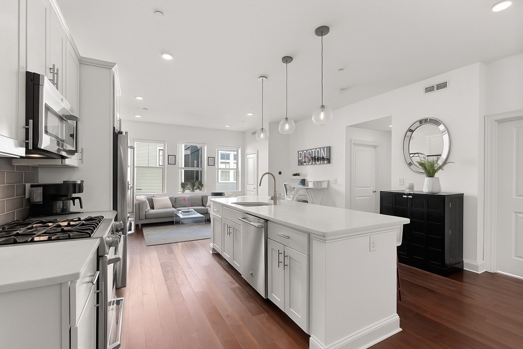 Boston, Massachusetts, 02127, United States, 2 Bedrooms Bedrooms, ,2 BathroomsBathrooms,Residential,For Sale,1987750