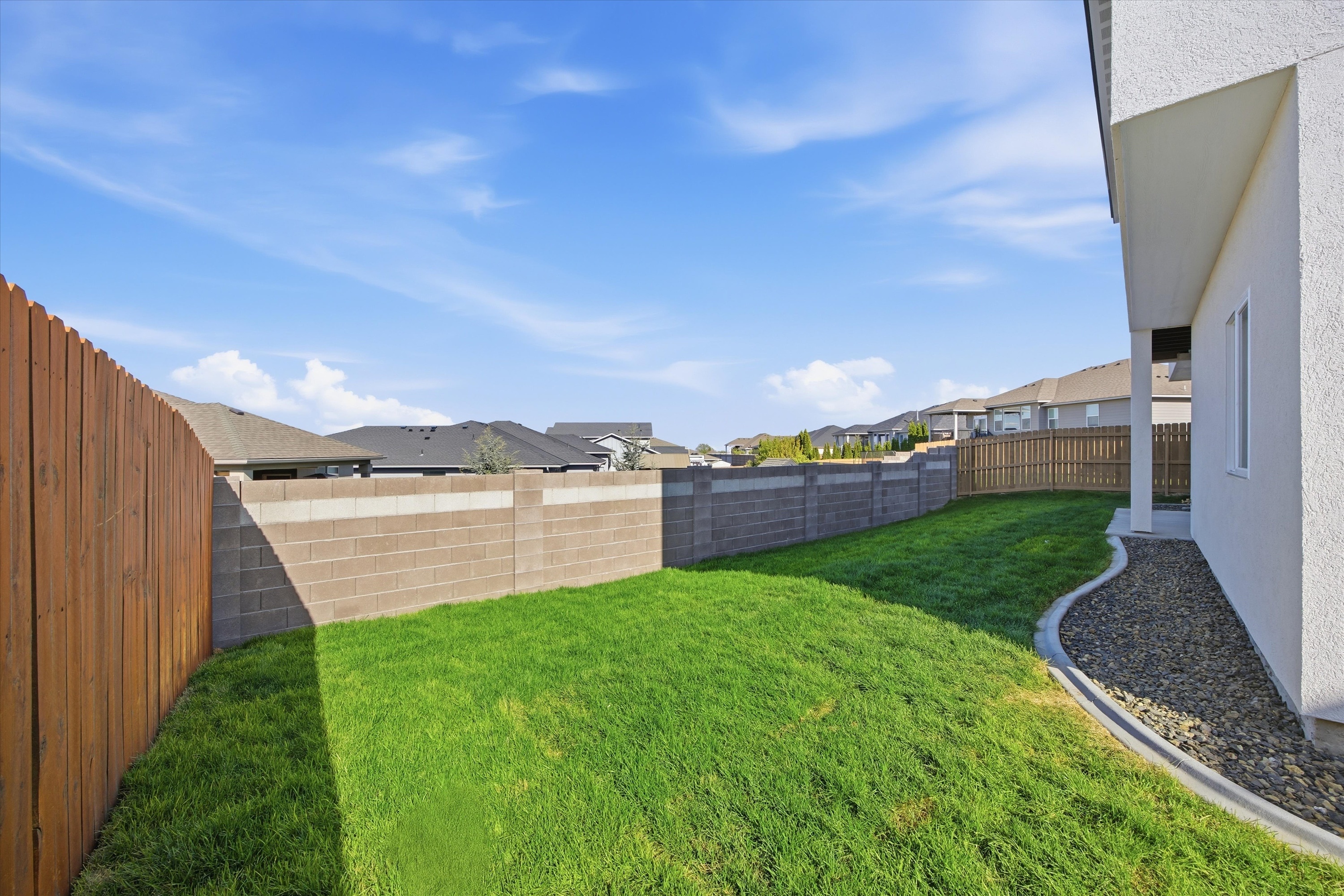  New 5-Bed Home w/ Daylight Basement & 3-Car Garage - 物件實景
