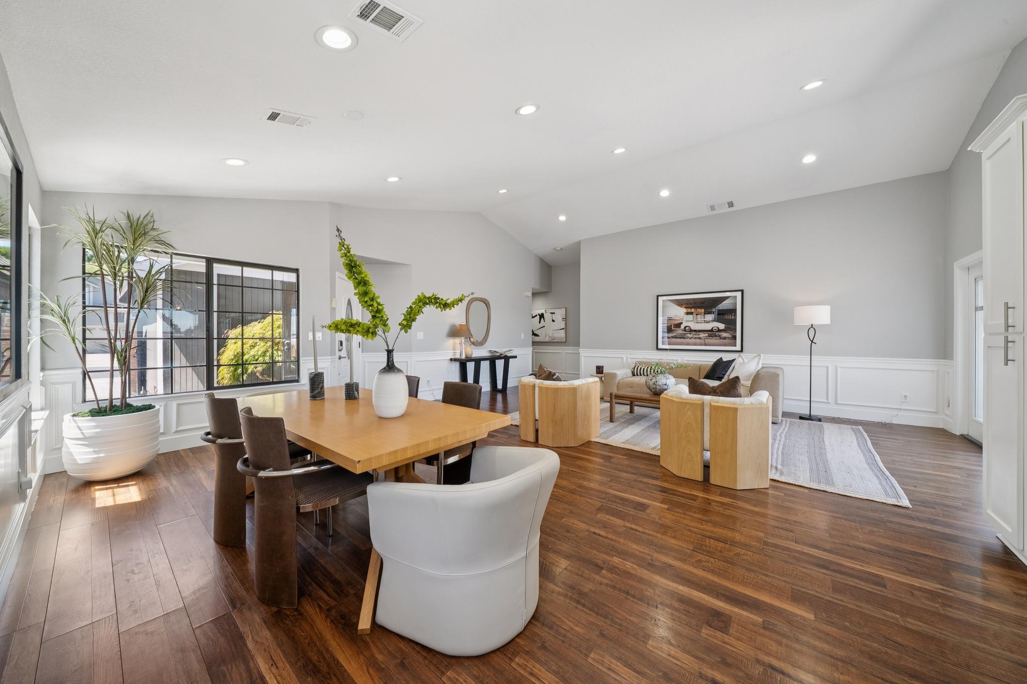  Beautifully Updated Home with Stunning Water Views - 物件實景