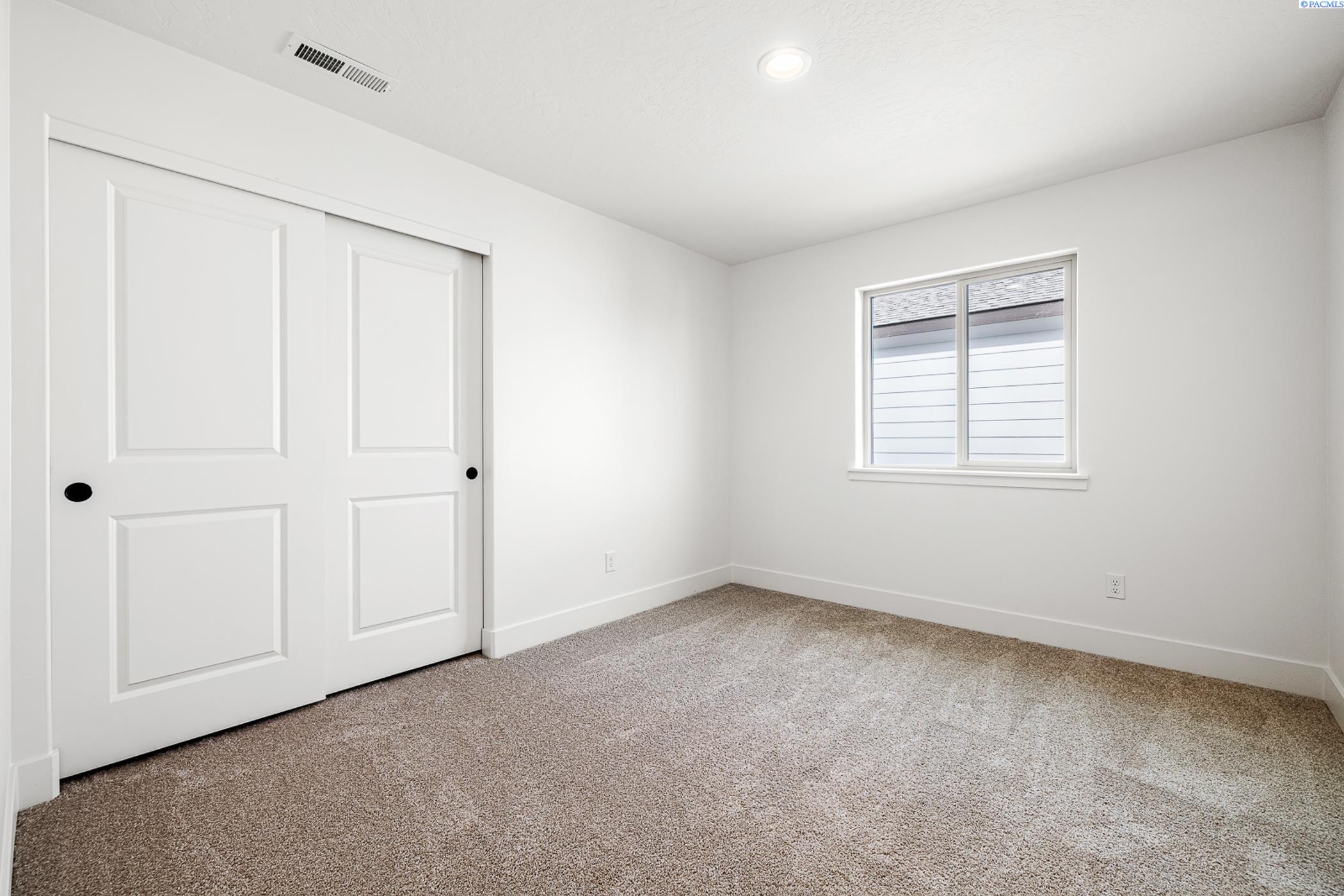 Kennewick, Washington, 99337, United States, 7 Bedrooms Bedrooms, ,Residential,For Sale,1794689