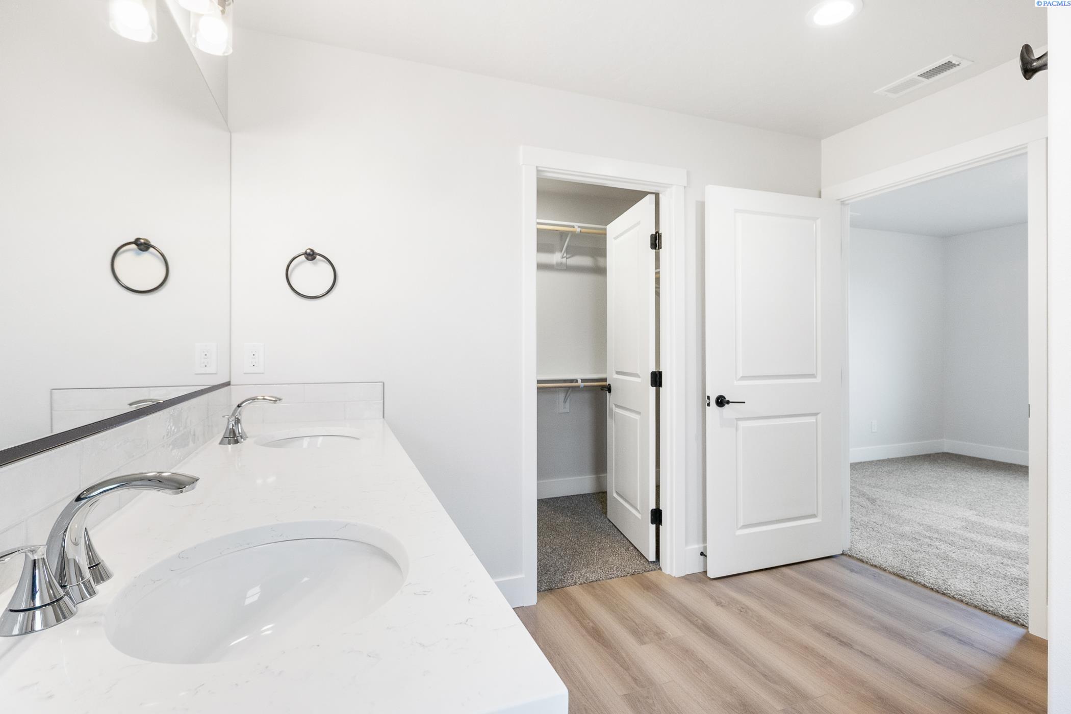 Kennewick, Washington, 99338, United States, 4 Bedrooms Bedrooms, ,1 BathroomBathrooms,Residential,For Sale,1988920